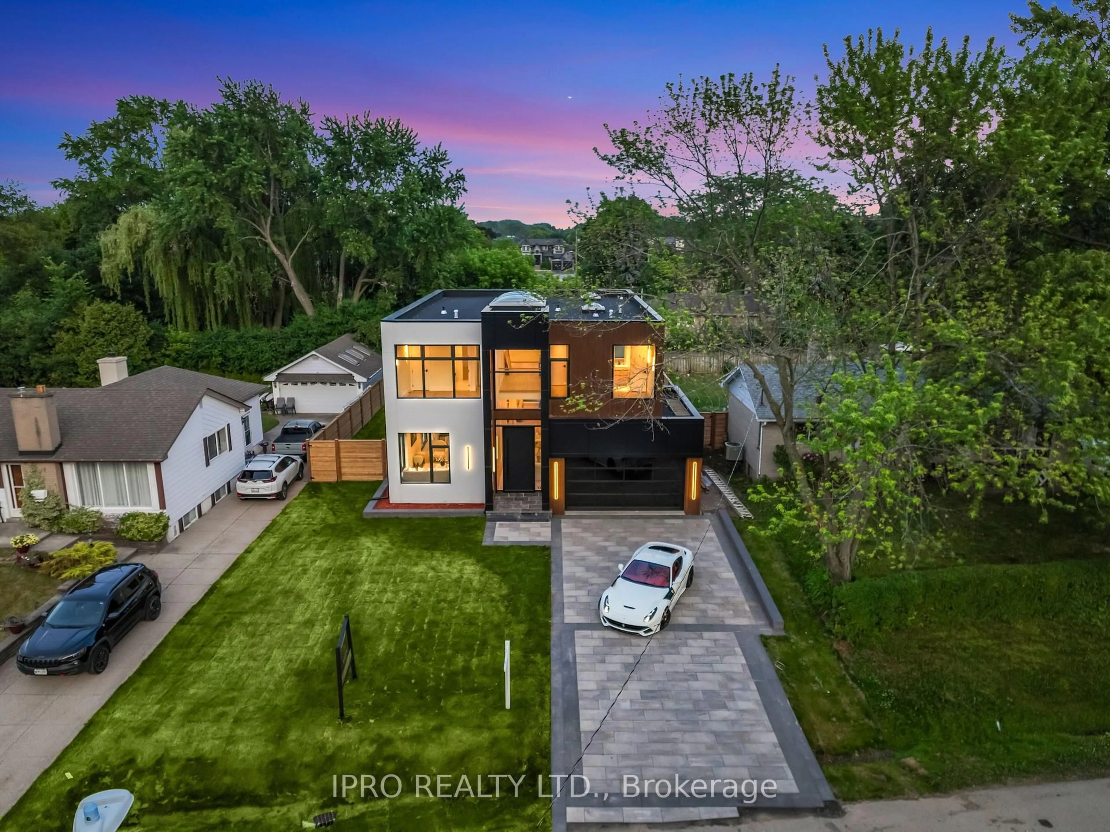 A pic from outside/outdoor area/front of a property/back of a property/a pic from drone, street for 1328 Waverly Ave, Oakville Ontario L6L 2S3