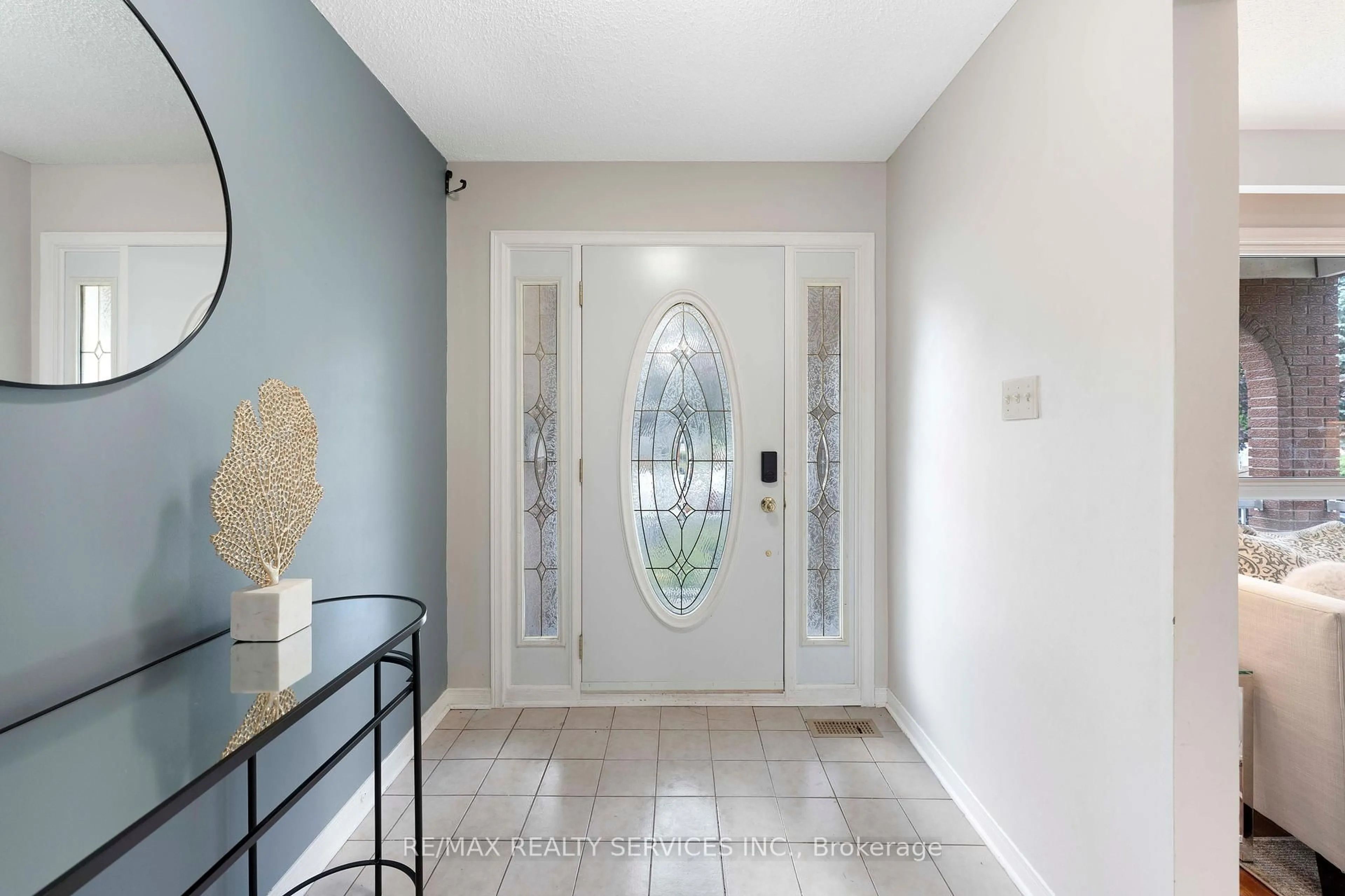 Indoor entryway for 9 Garview Crt, Toronto Ontario M9R 4B9