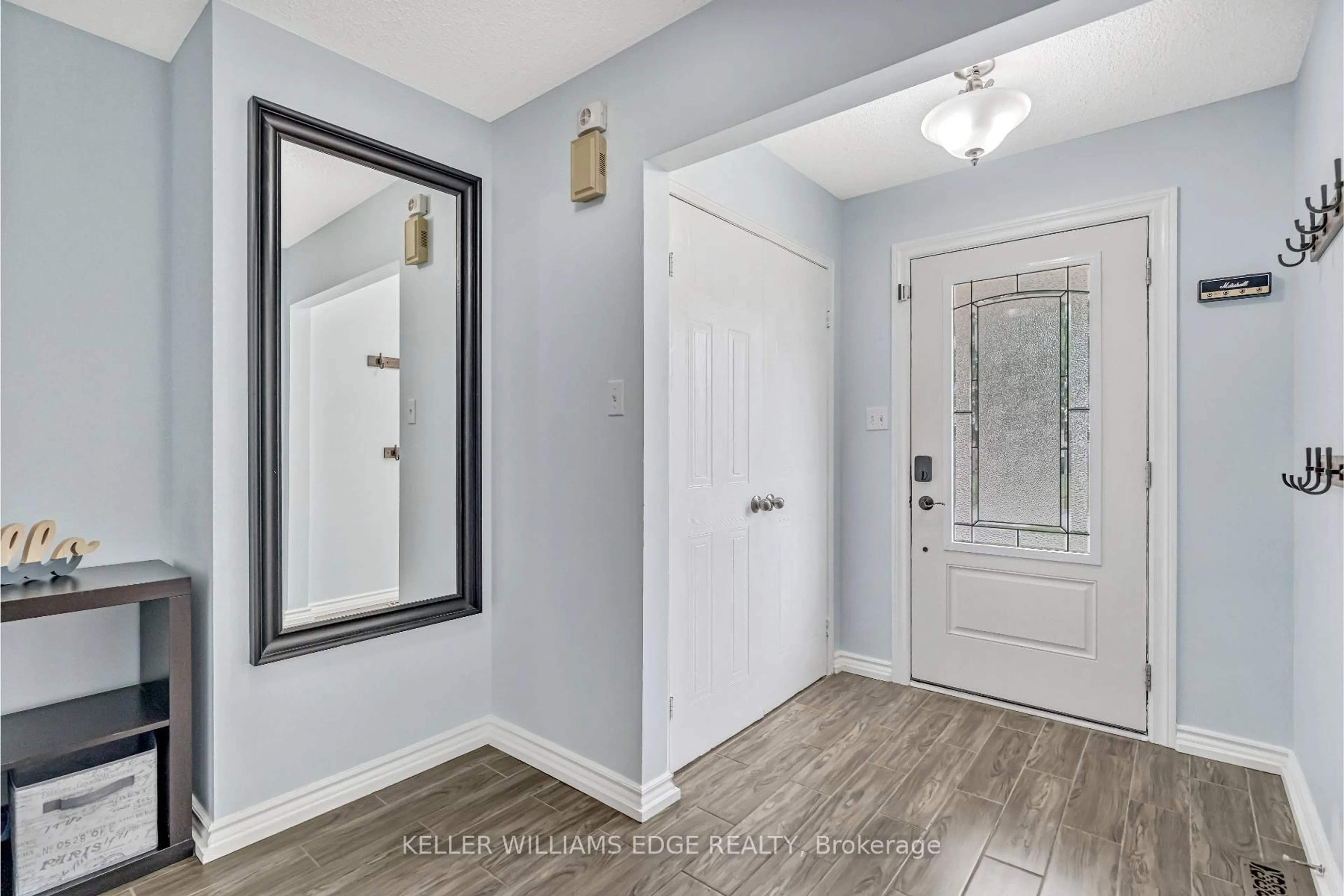 Indoor entryway for 2054 Hunters Wood Dr, Burlington Ontario L7M 2V1
