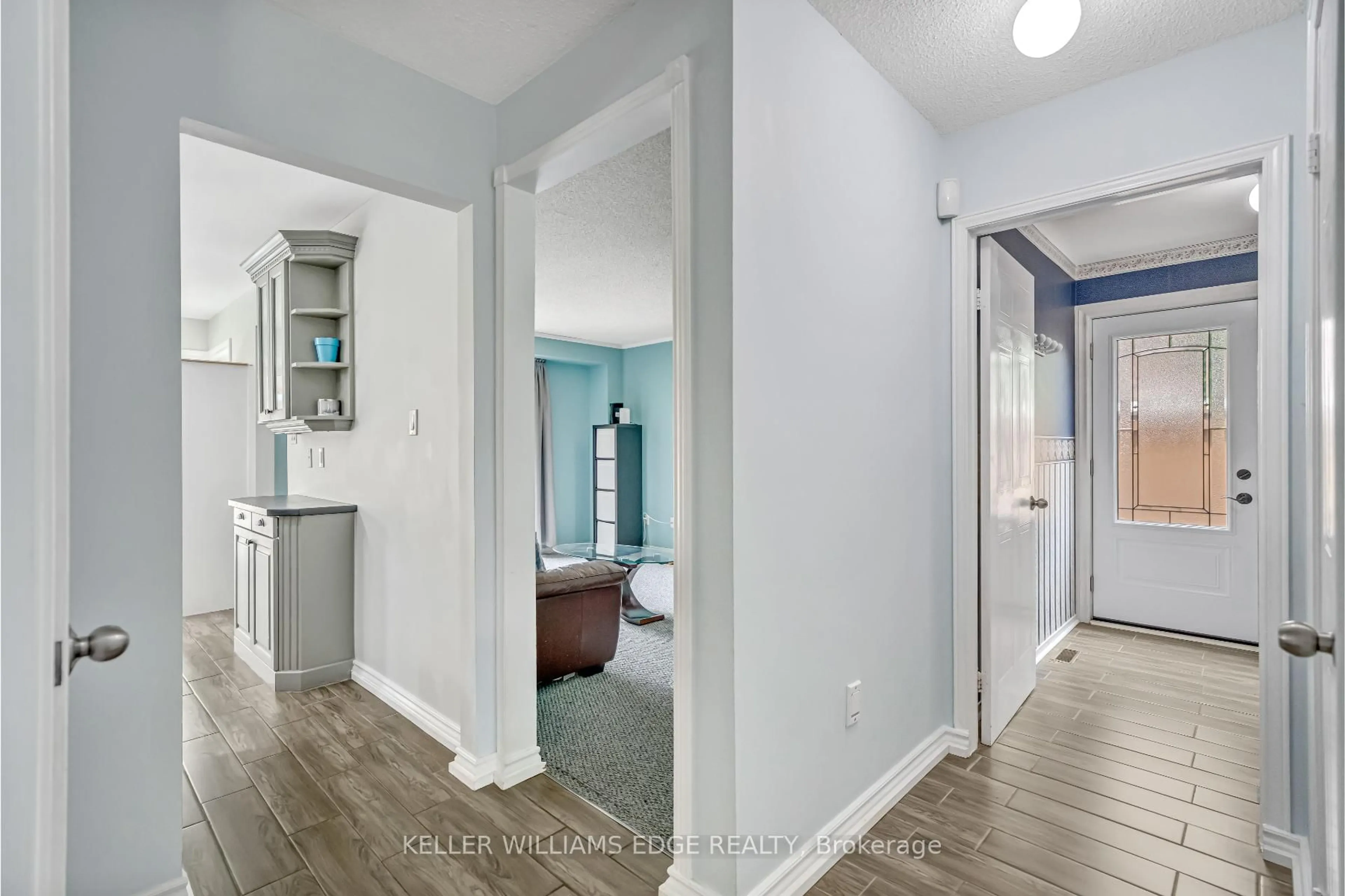 Indoor entryway for 2054 Hunters Wood Dr, Burlington Ontario L7M 2V1