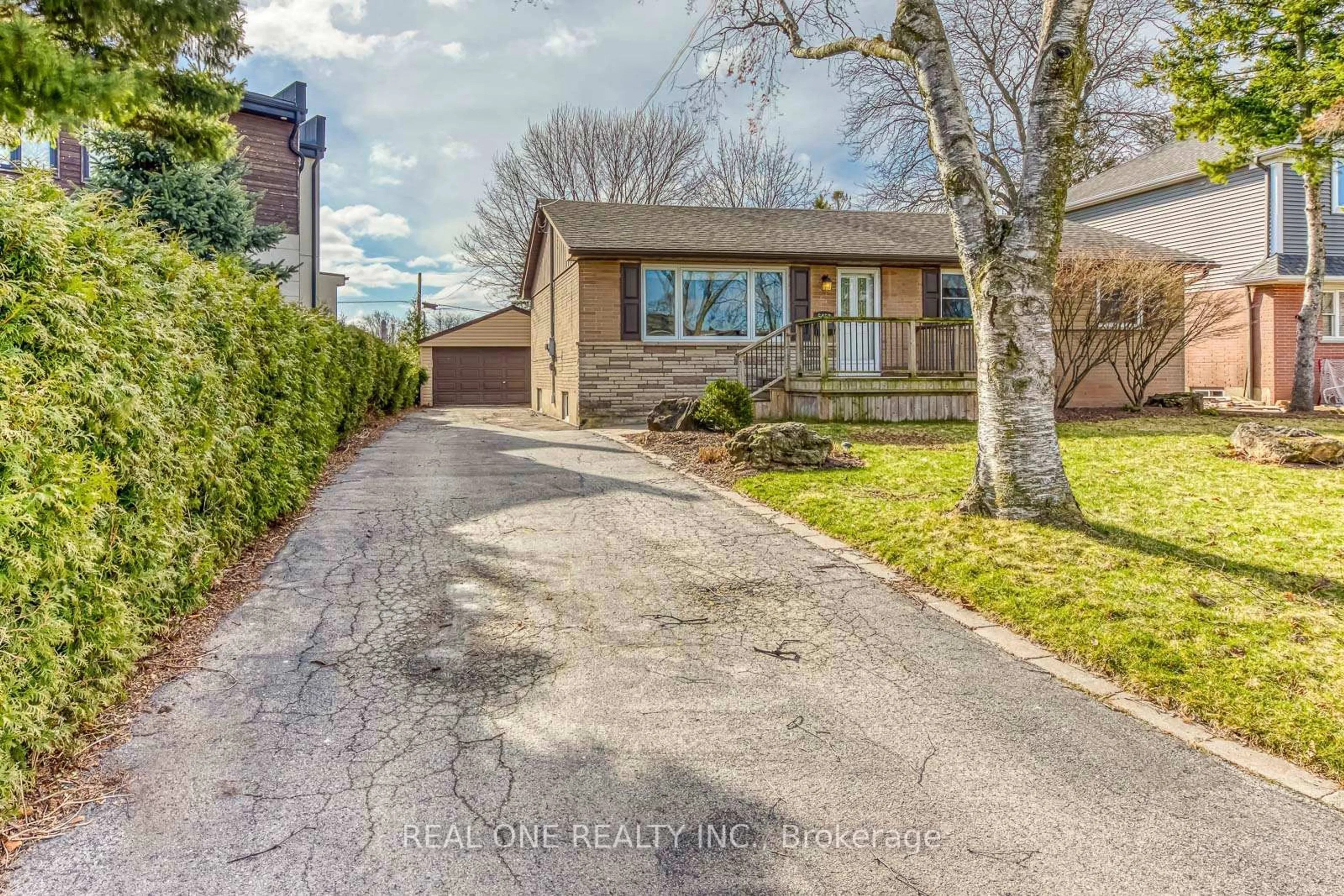 A pic from outside/outdoor area/front of a property/back of a property/a pic from drone, street for 5452 Croydon Rd, Burlington Ontario L7L 3J4