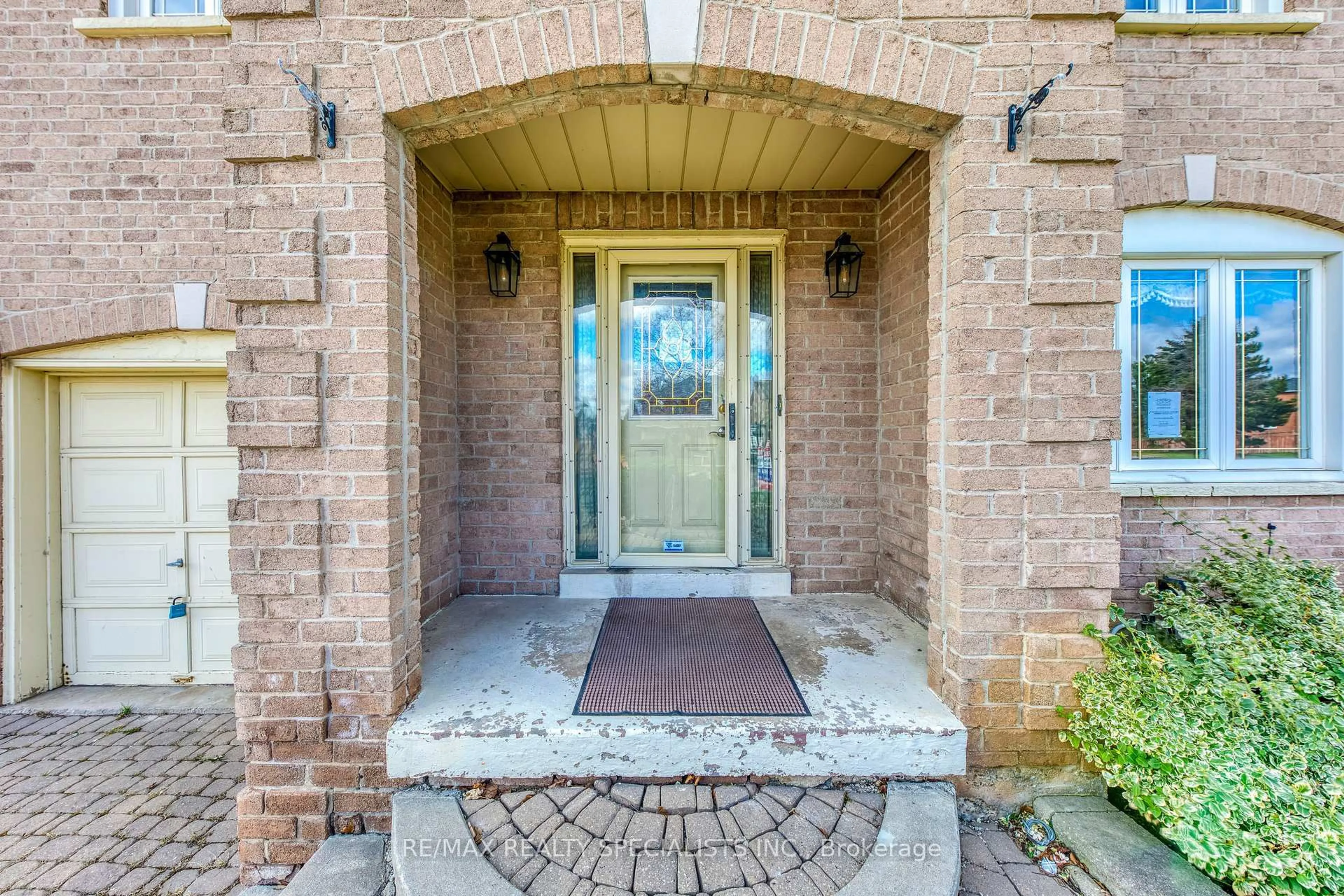 Indoor entryway for 102 Sunforest Dr, Brampton Ontario L6Z 4B2
