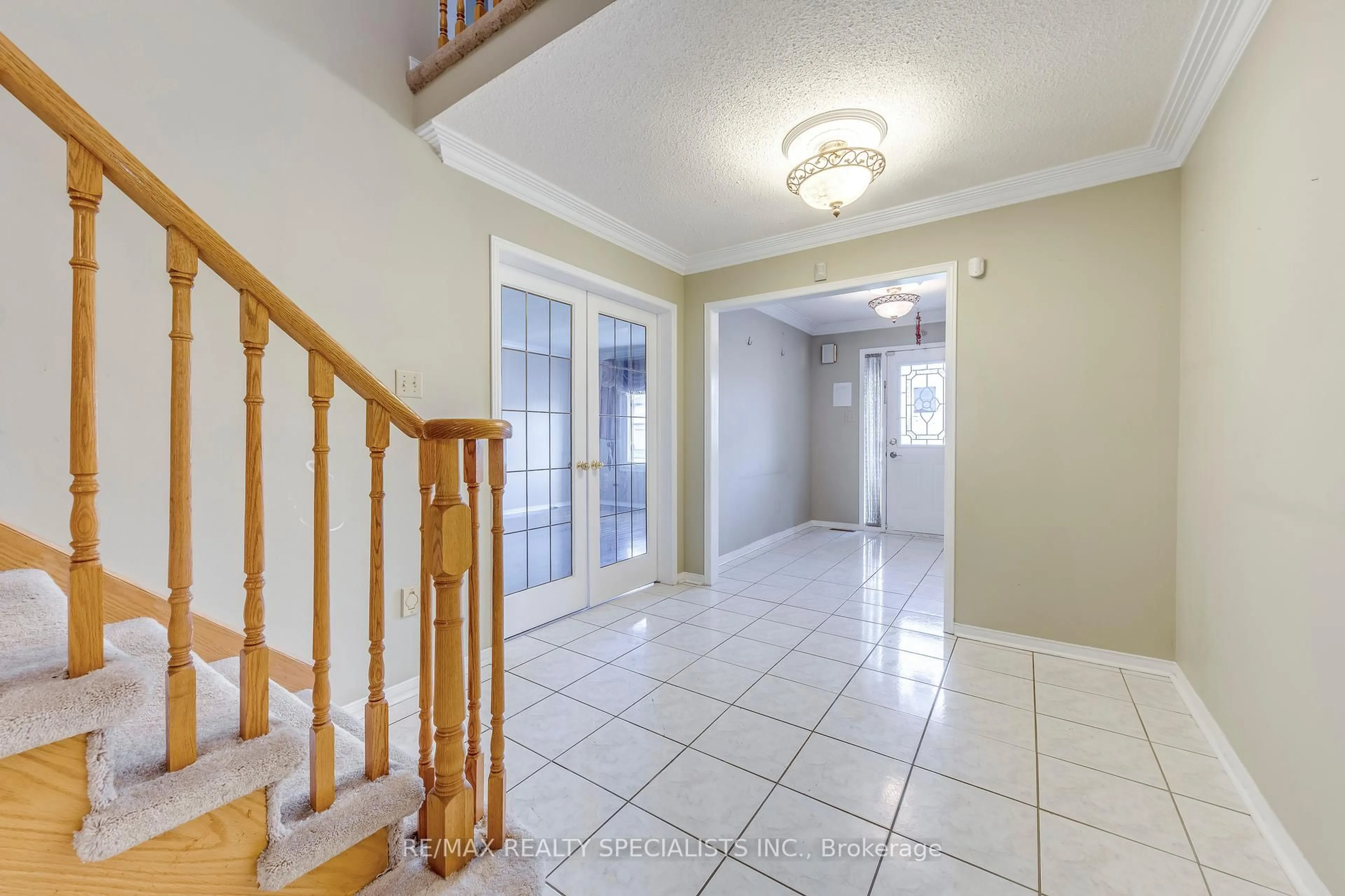 Indoor foyer for 102 Sunforest Dr, Brampton Ontario L6Z 4B2