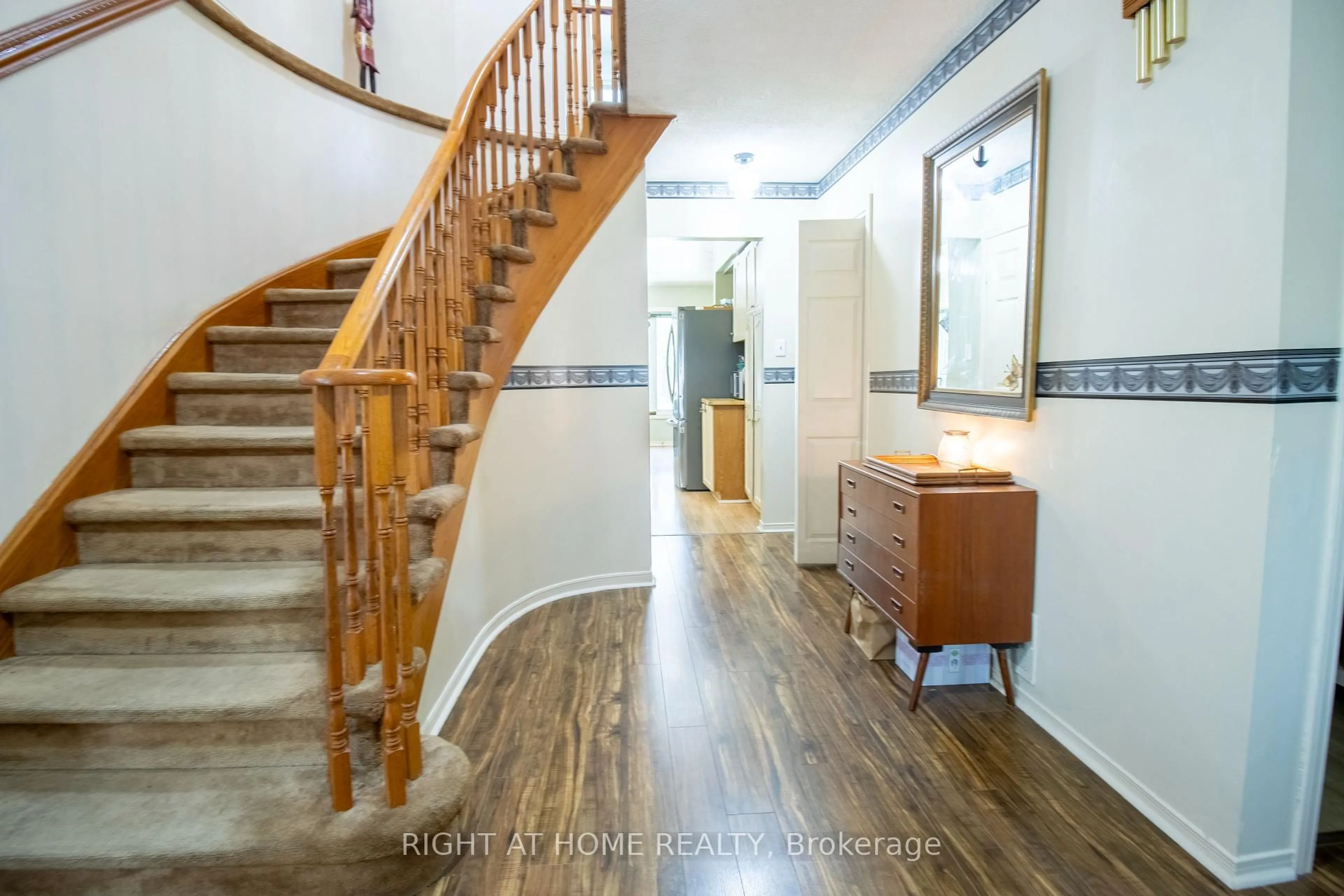 Indoor foyer for 2 Brydon Cres, Brampton Ontario L6X 3H5