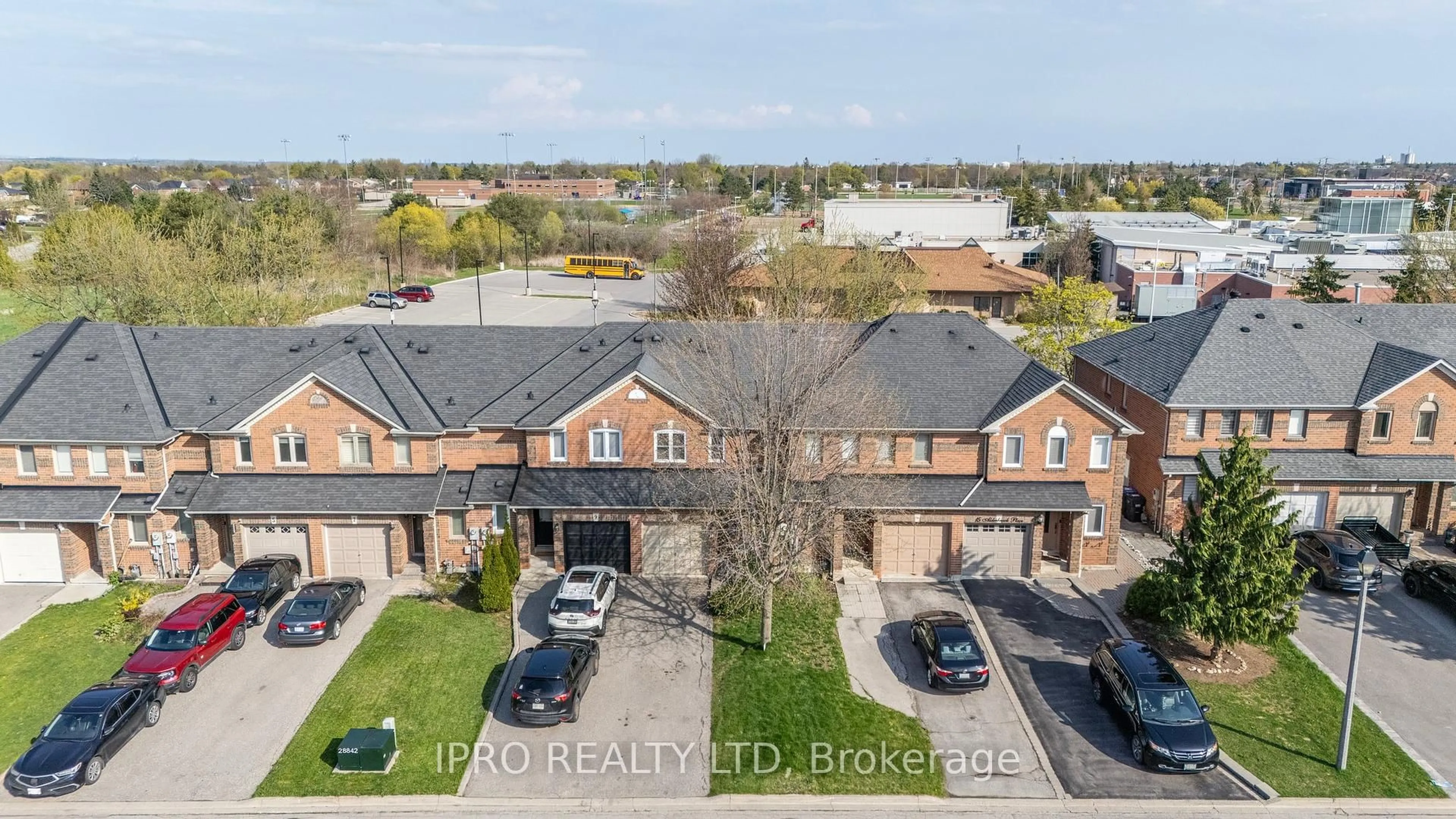 A pic from outside/outdoor area/front of a property/back of a property/a pic from drone, street for 11 Alderbrook Pl, Caledon Ontario L7E 1V3