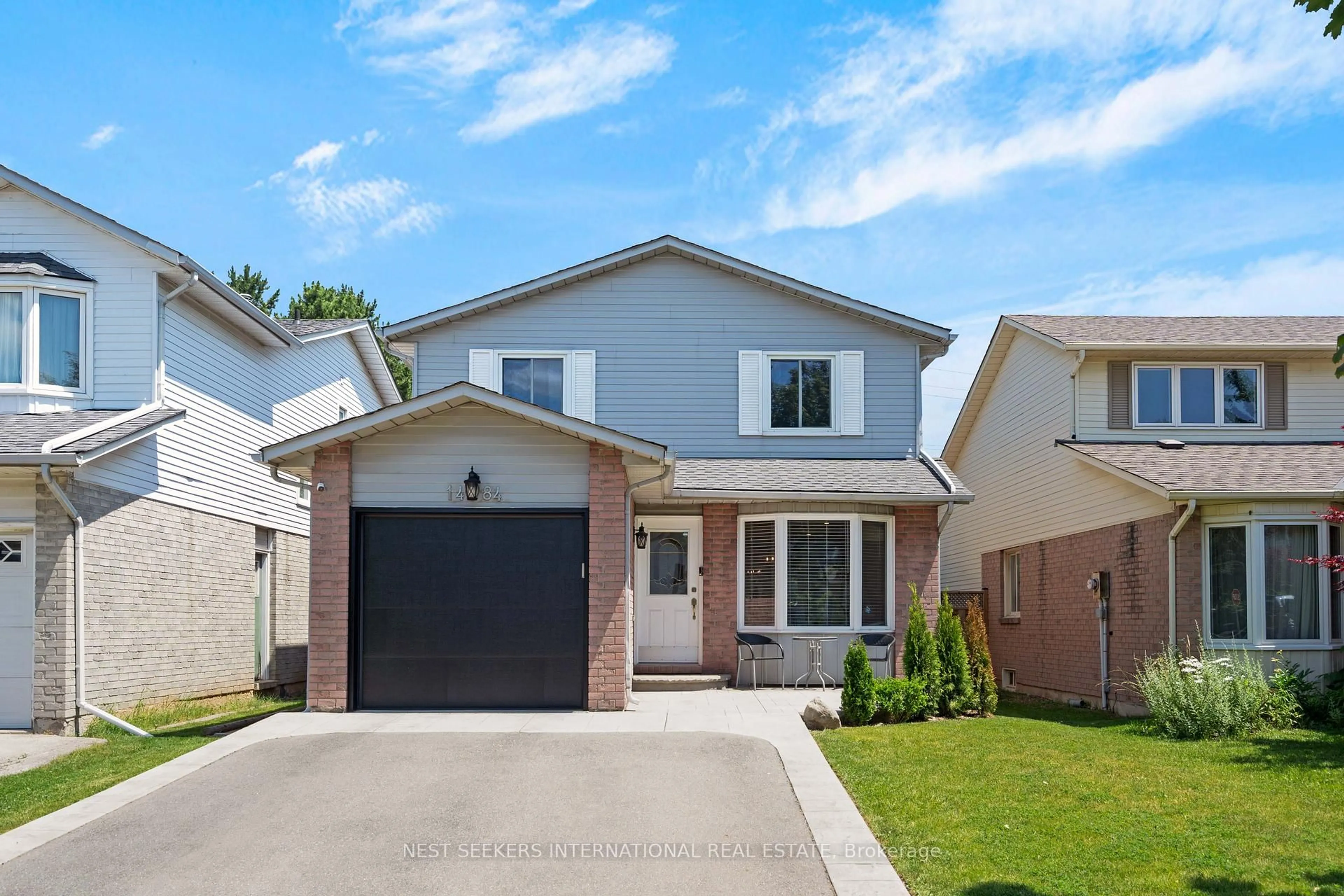 Home with vinyl exterior material, street for 1484 Reynolds Ave, Burlington Ontario L7M 3C1