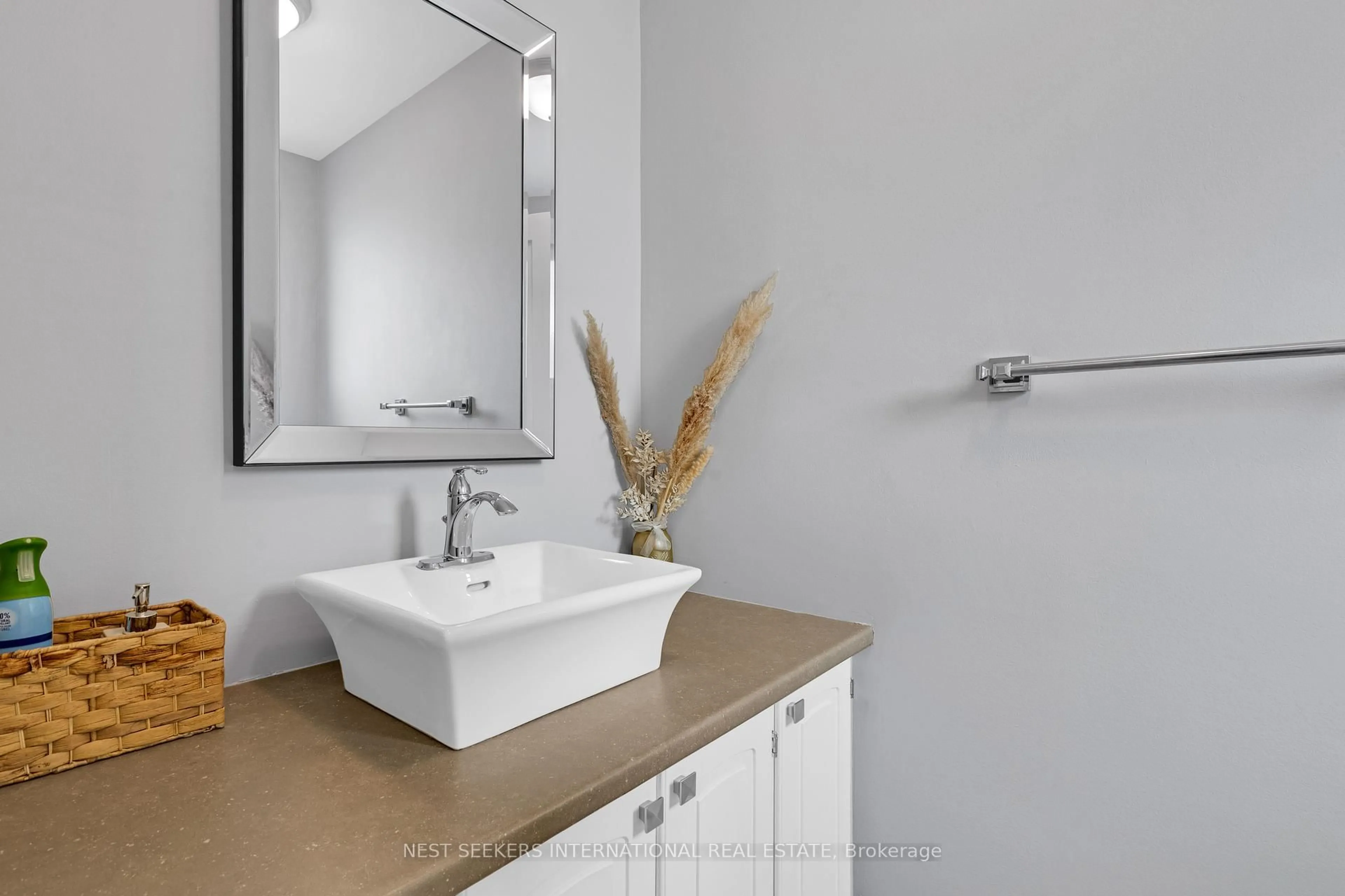 Standard bathroom, ceramic/tile floor for 1484 Reynolds Ave, Burlington Ontario L7M 3C1
