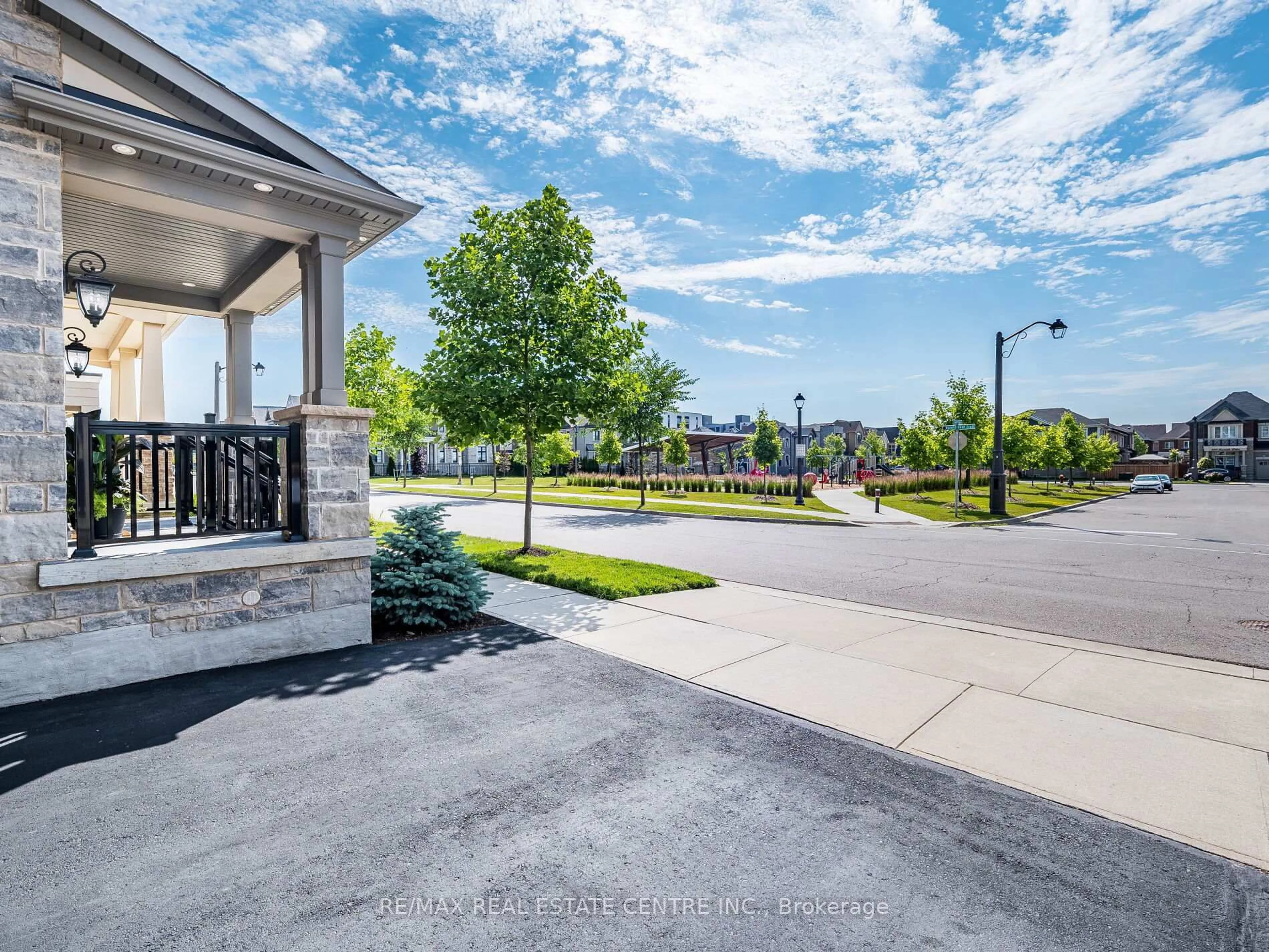 Patio, street for 323 Harold Dent Tr, Oakville Ontario L6M 1R3