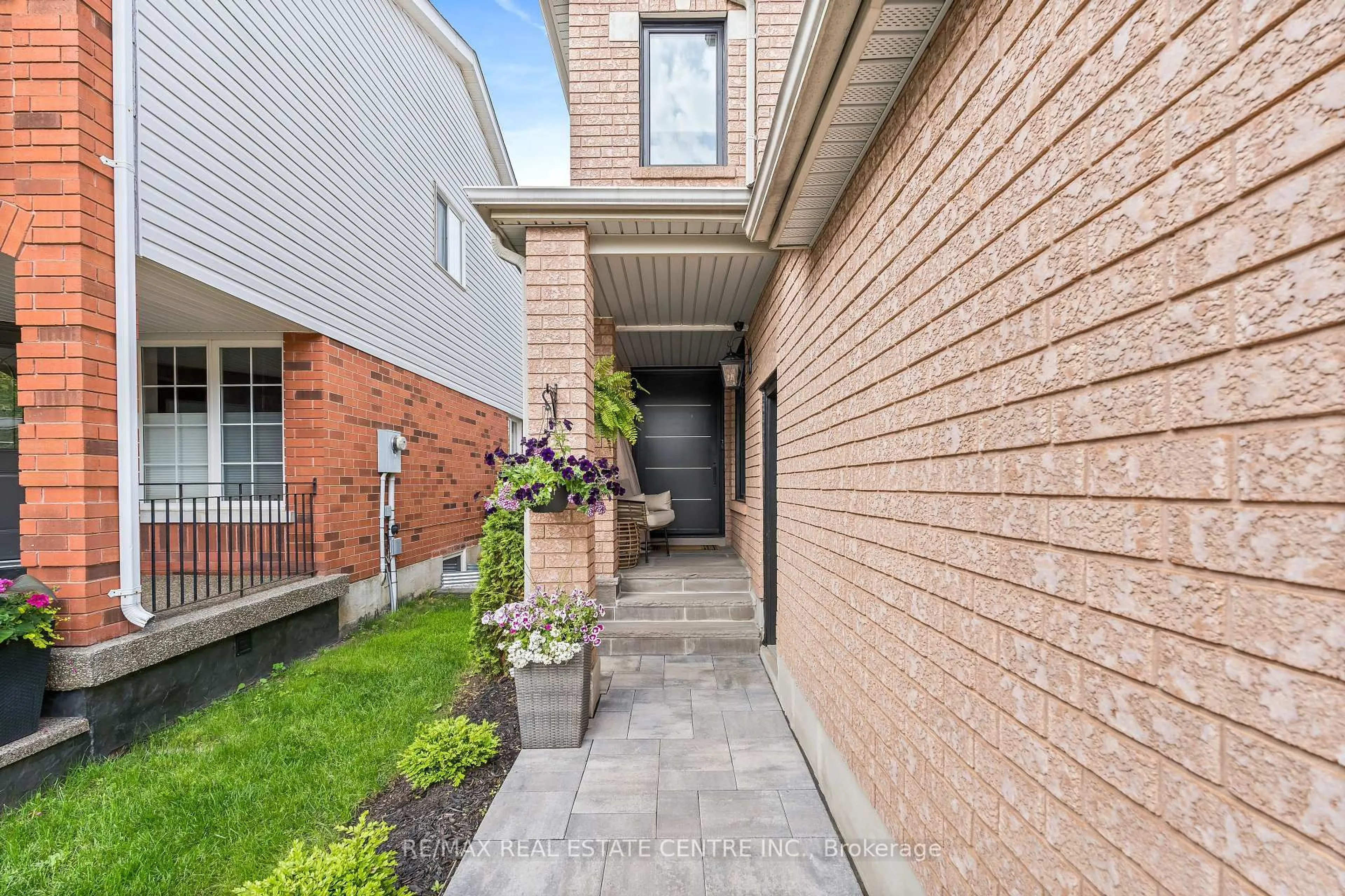 Home with brick exterior material, street for 66 Curry Cres, Halton Hills Ontario L7G 5T1