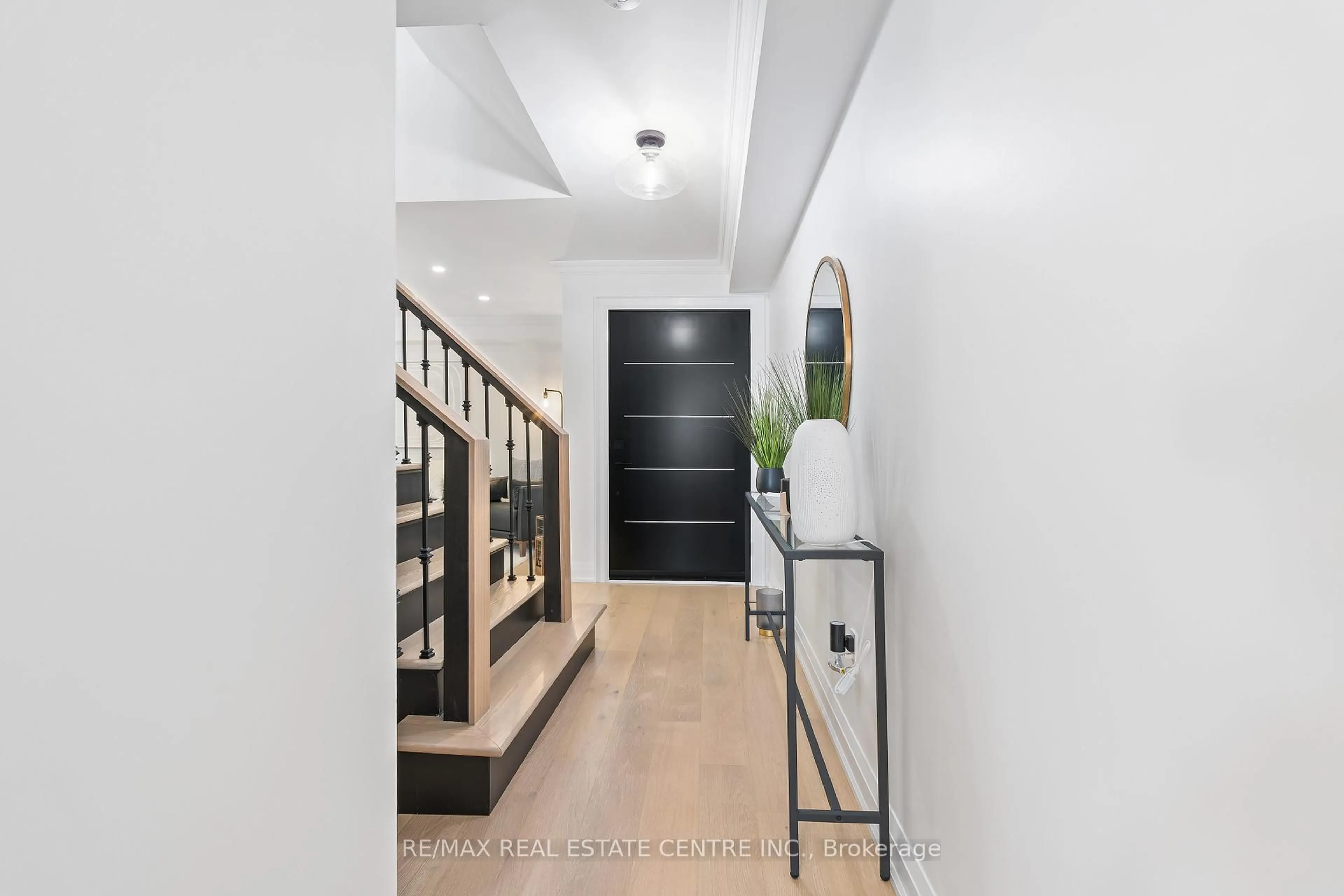 Indoor entryway for 66 Curry Cres, Halton Hills Ontario L7G 5T1