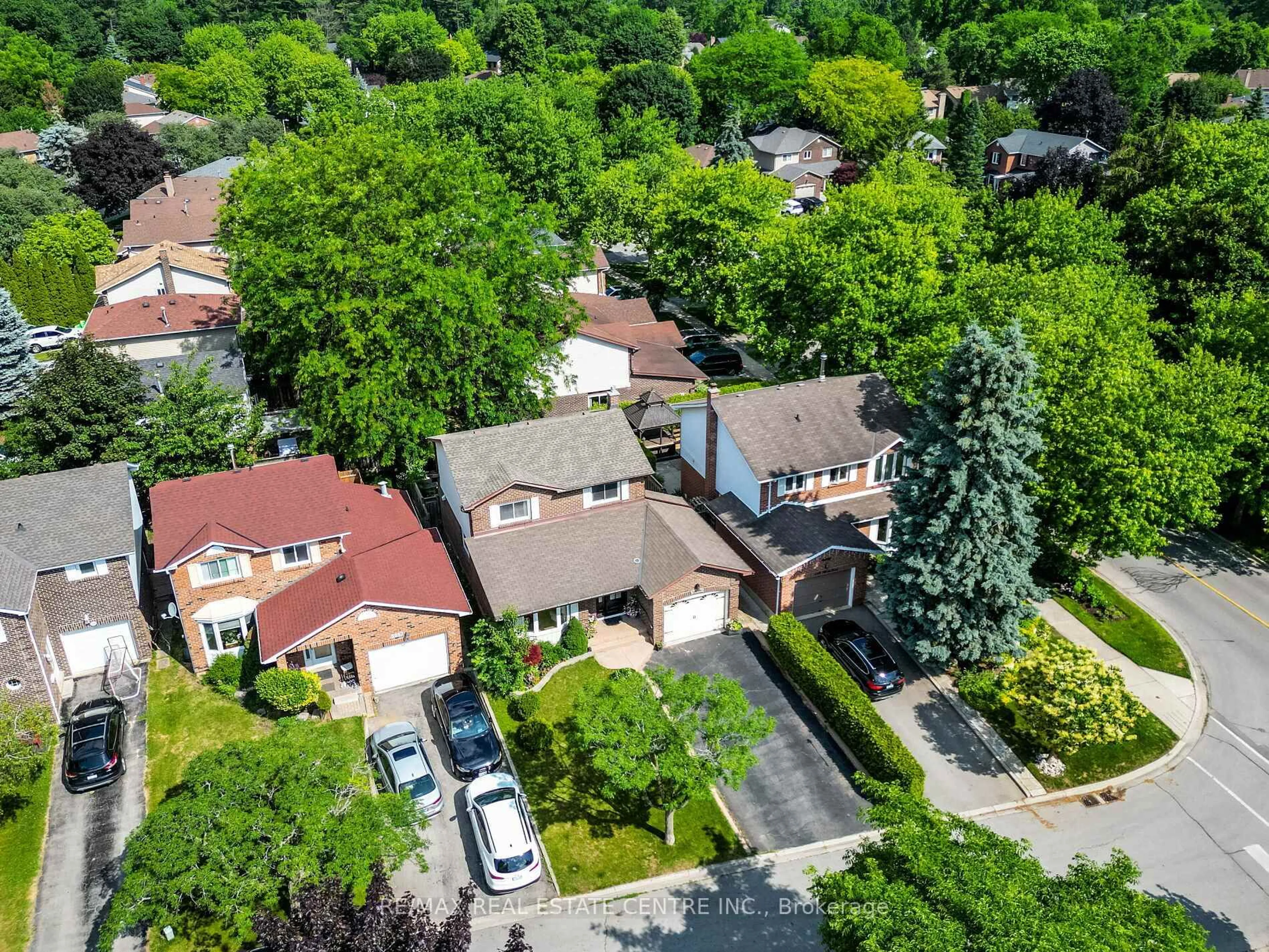 A pic from outside/outdoor area/front of a property/back of a property/a pic from drone, street for 3255 Ulman Rd, Oakville Ontario L6L 5S9