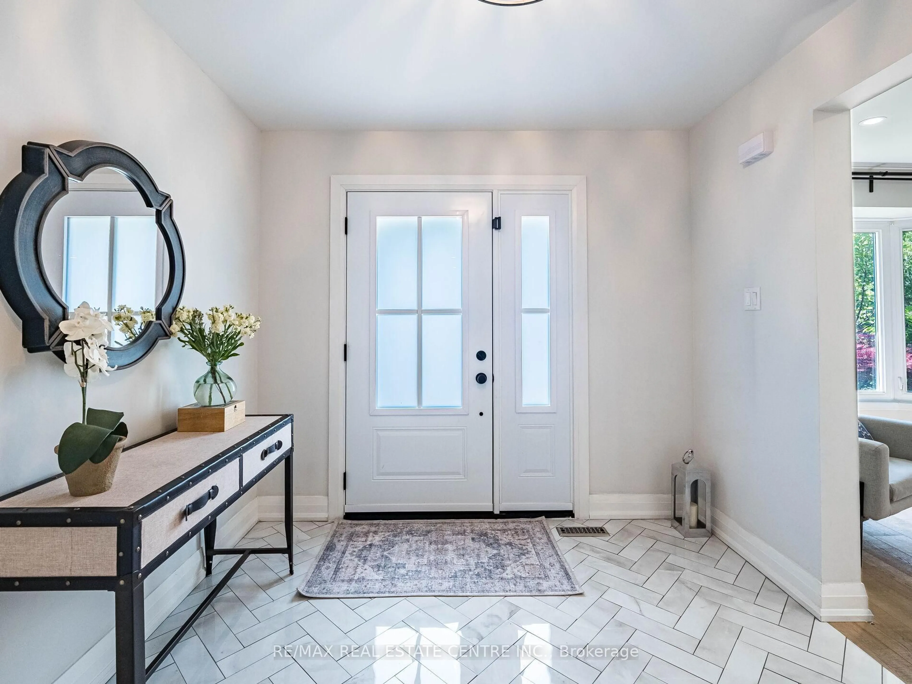 Indoor entryway for 3255 Ulman Rd, Oakville Ontario L6L 5S9