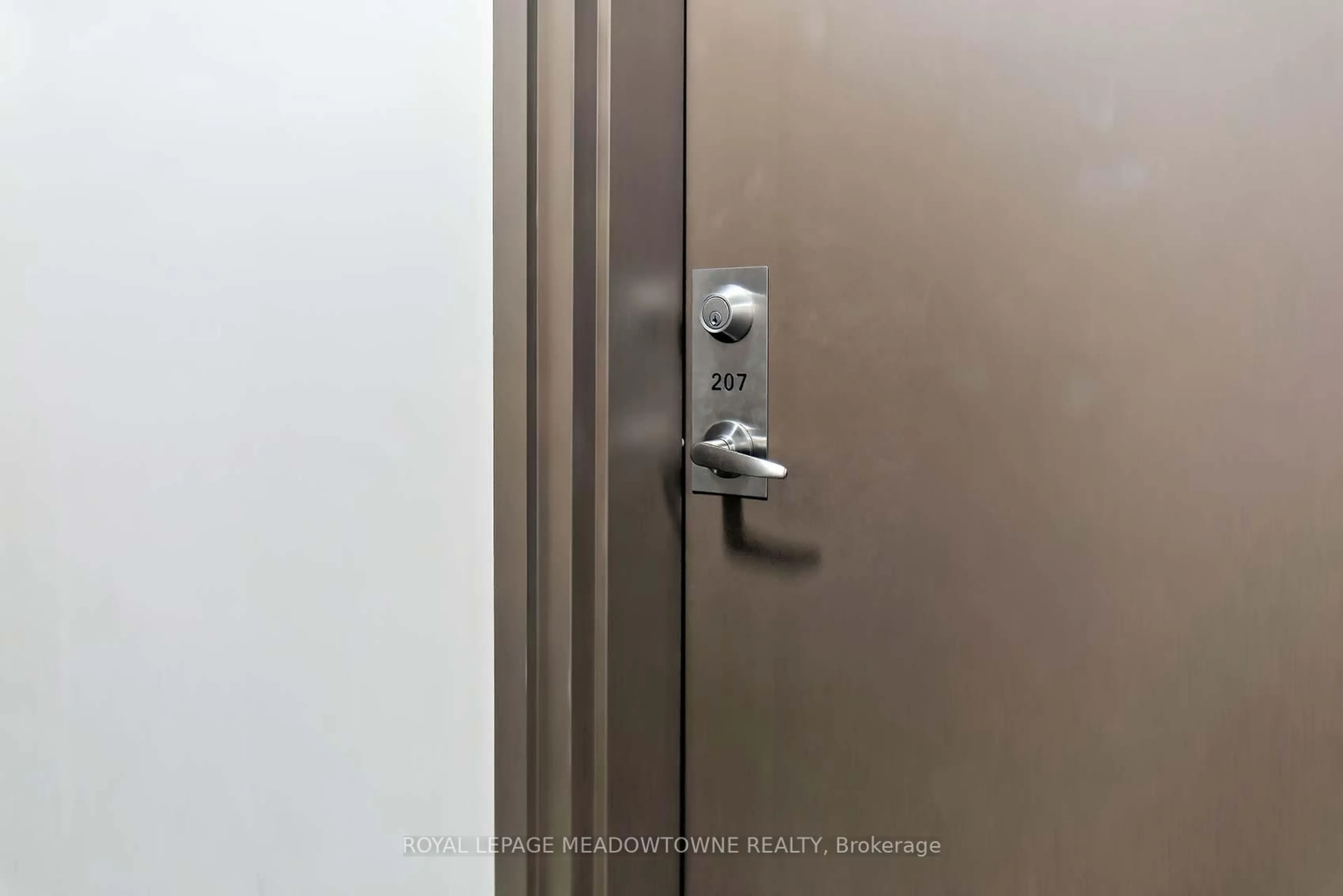 Blurry image for 215 Broadway St #207, Mississauga Ontario L5M 1J1