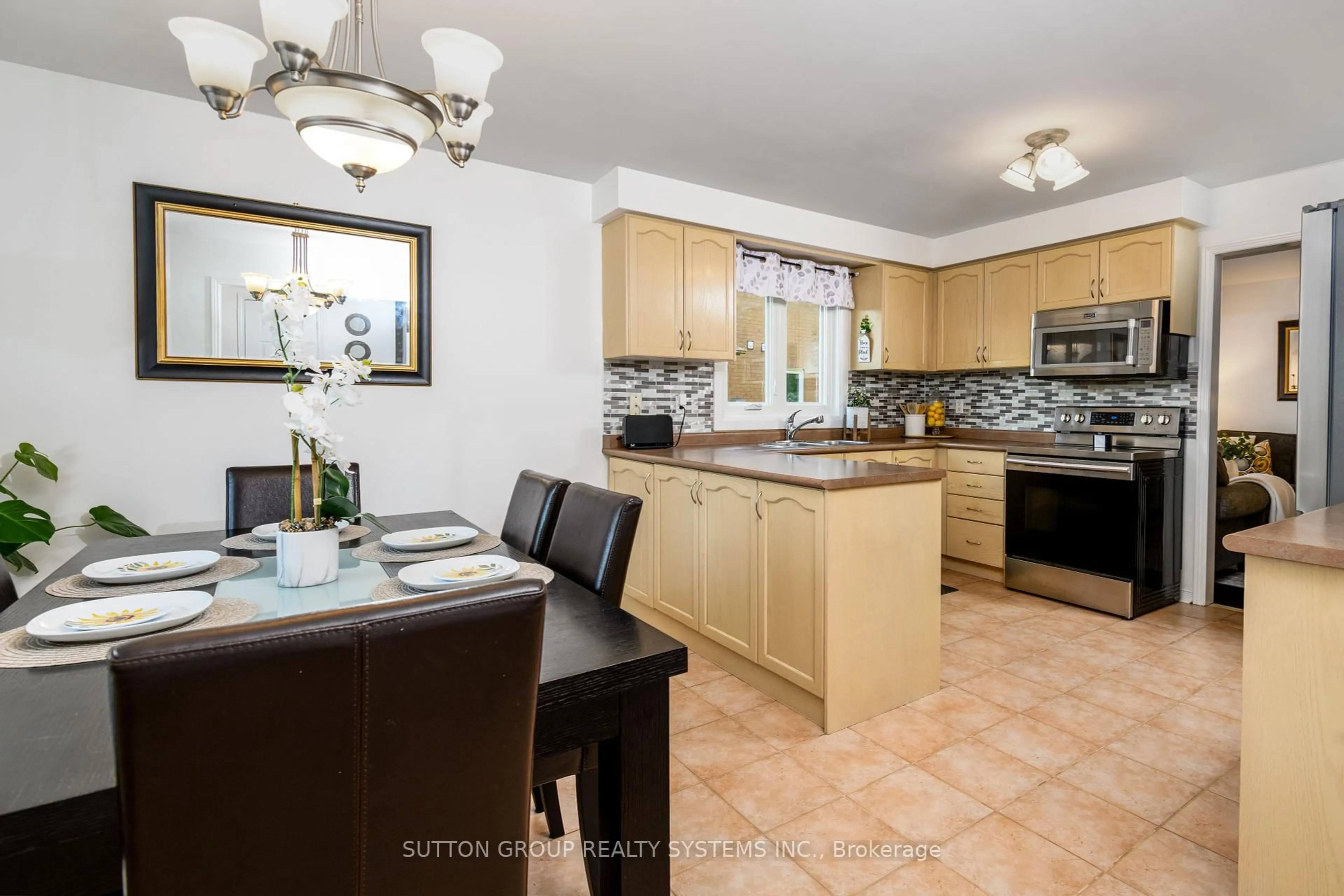 Open concept kitchen, ceramic/tile floor for 39 Morningmist St, Brampton Ontario L6R 2A6