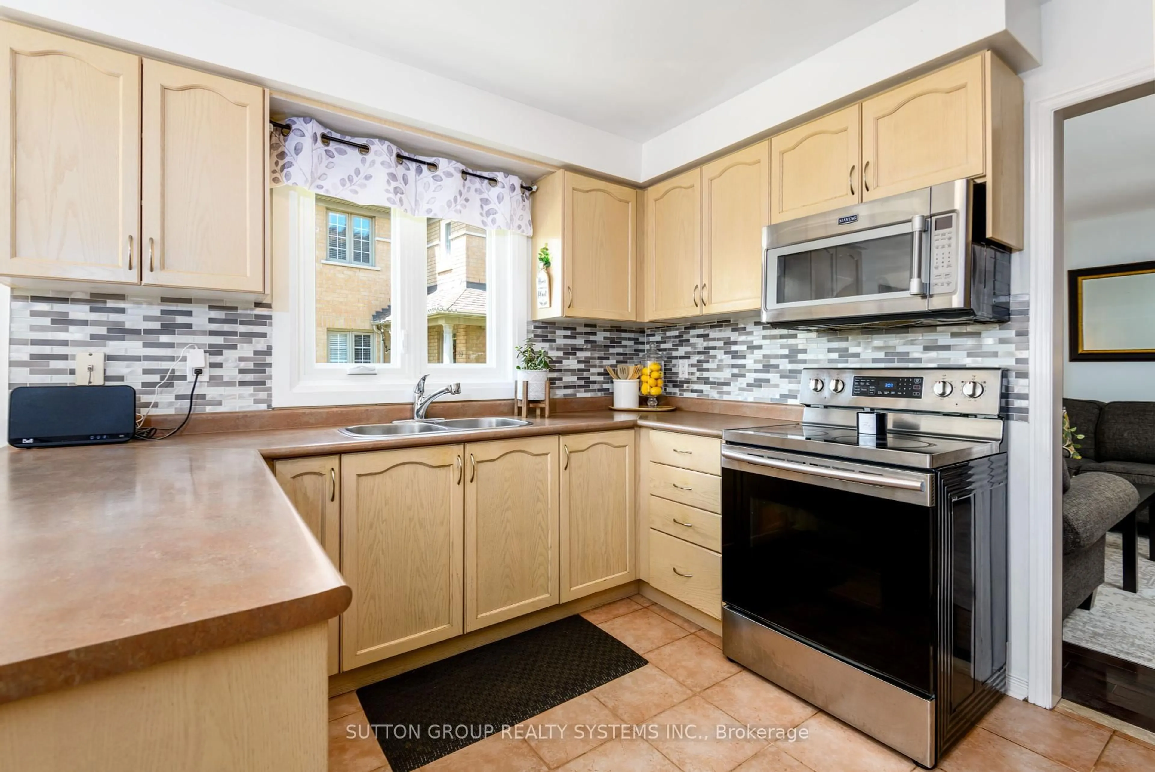 Standard kitchen, ceramic/tile floor for 39 Morningmist St, Brampton Ontario L6R 2A6