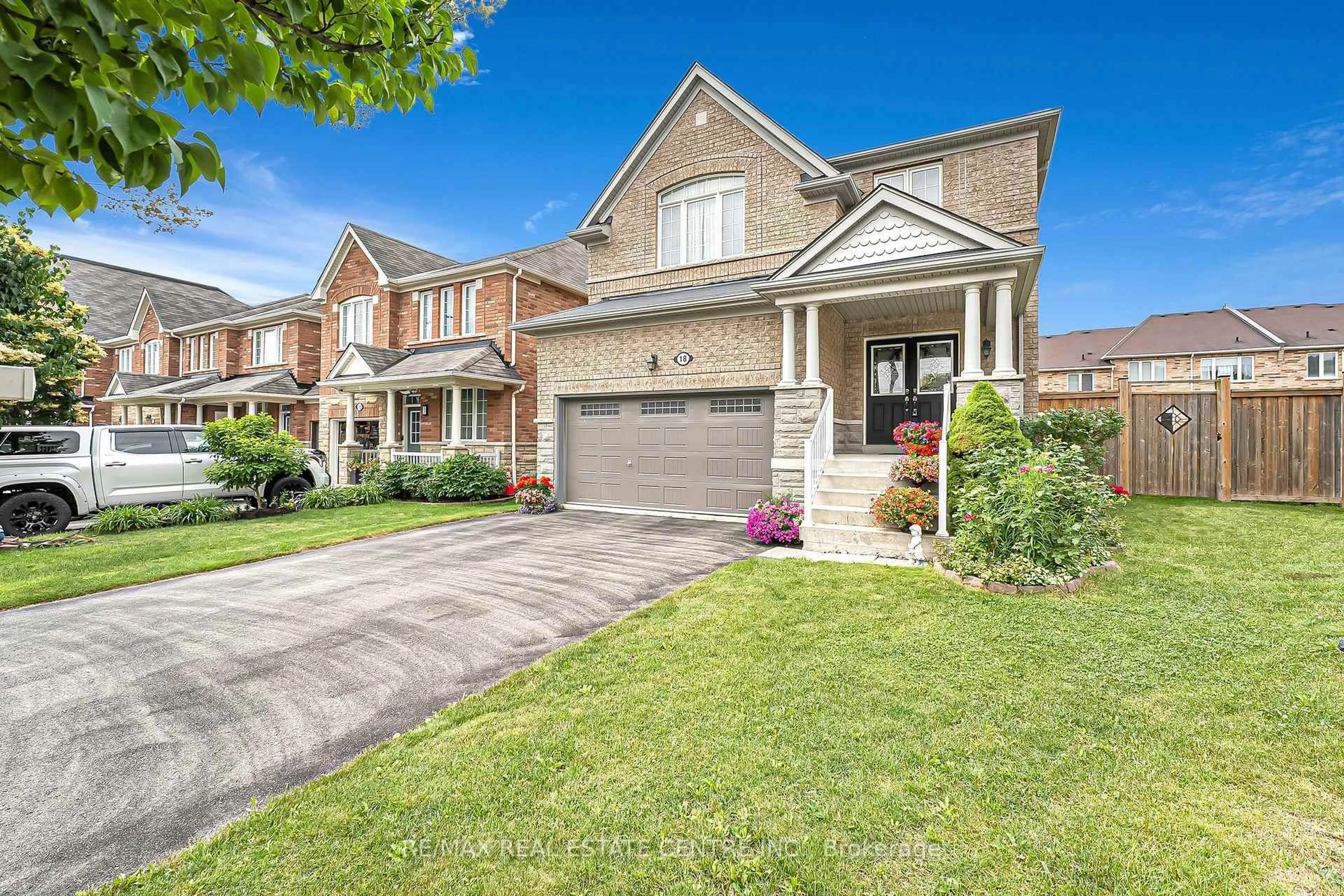 Home with brick exterior material, street for 18 Kawana Rd, Brampton Ontario L6Y 0W2