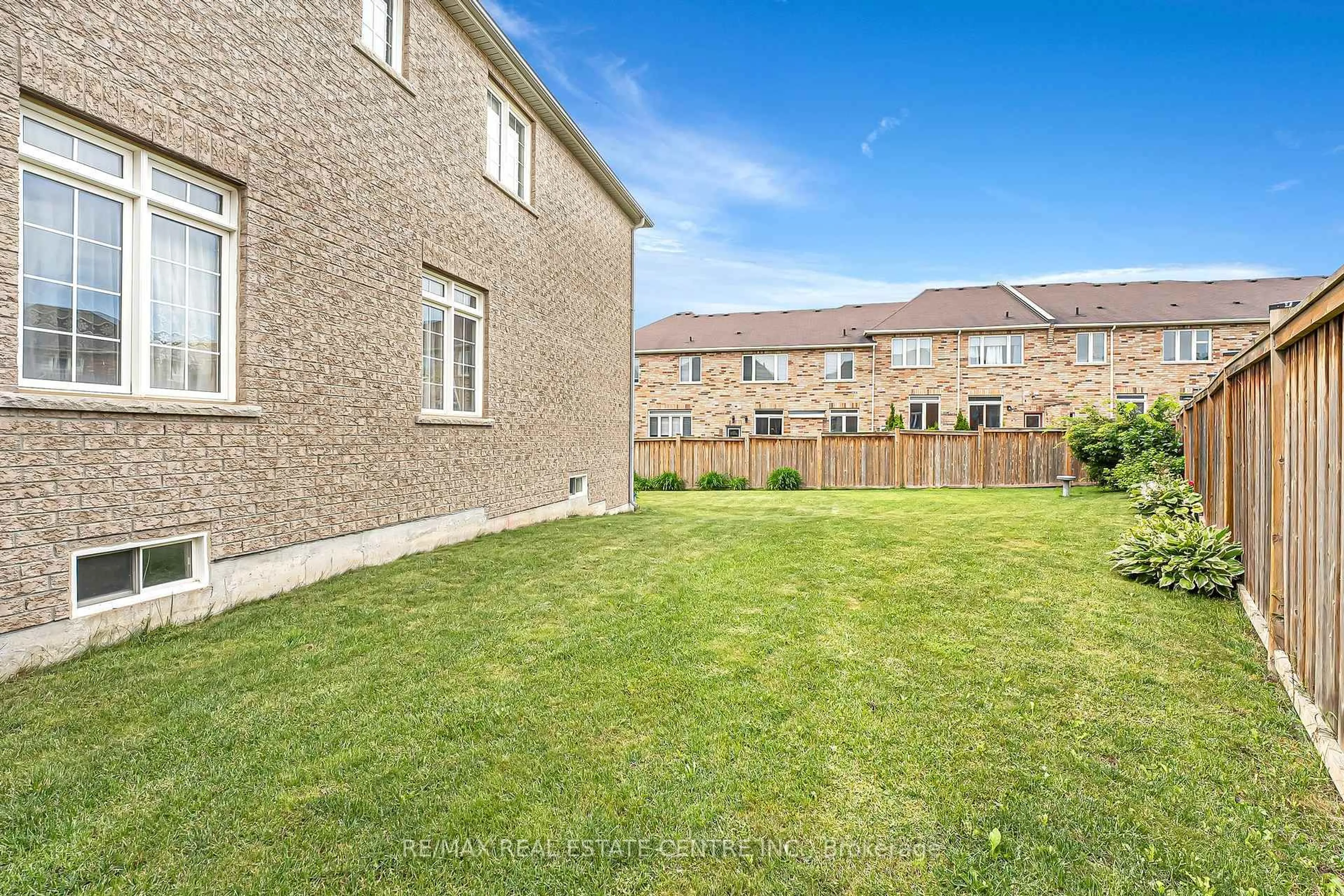 A pic from outside/outdoor area/front of a property/back of a property/a pic from drone, street for 18 Kawana Rd, Brampton Ontario L6Y 0W2
