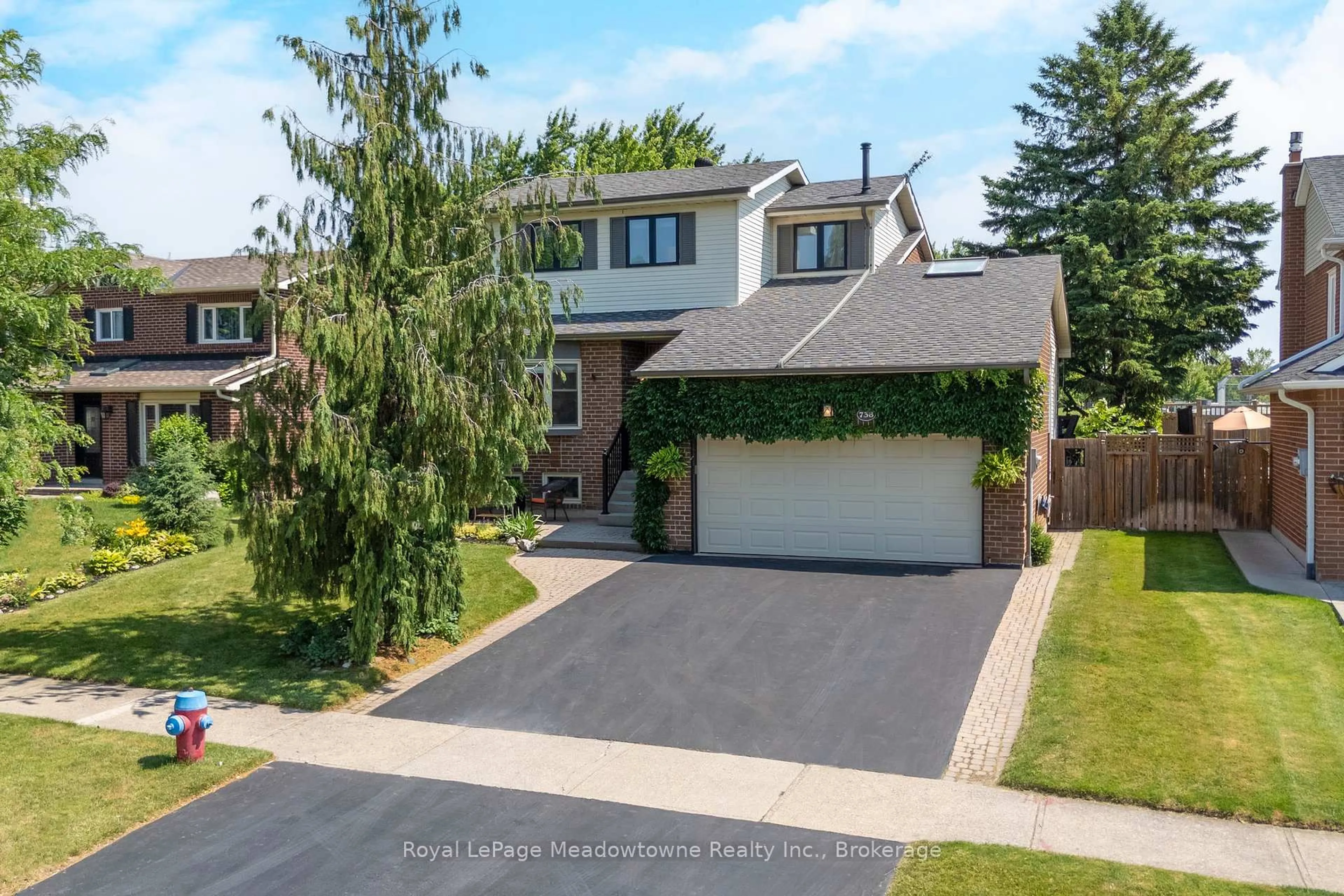 A pic from outside/outdoor area/front of a property/back of a property/a pic from drone, street for 738 Robertson Cres, Milton Ontario L9T 4W4