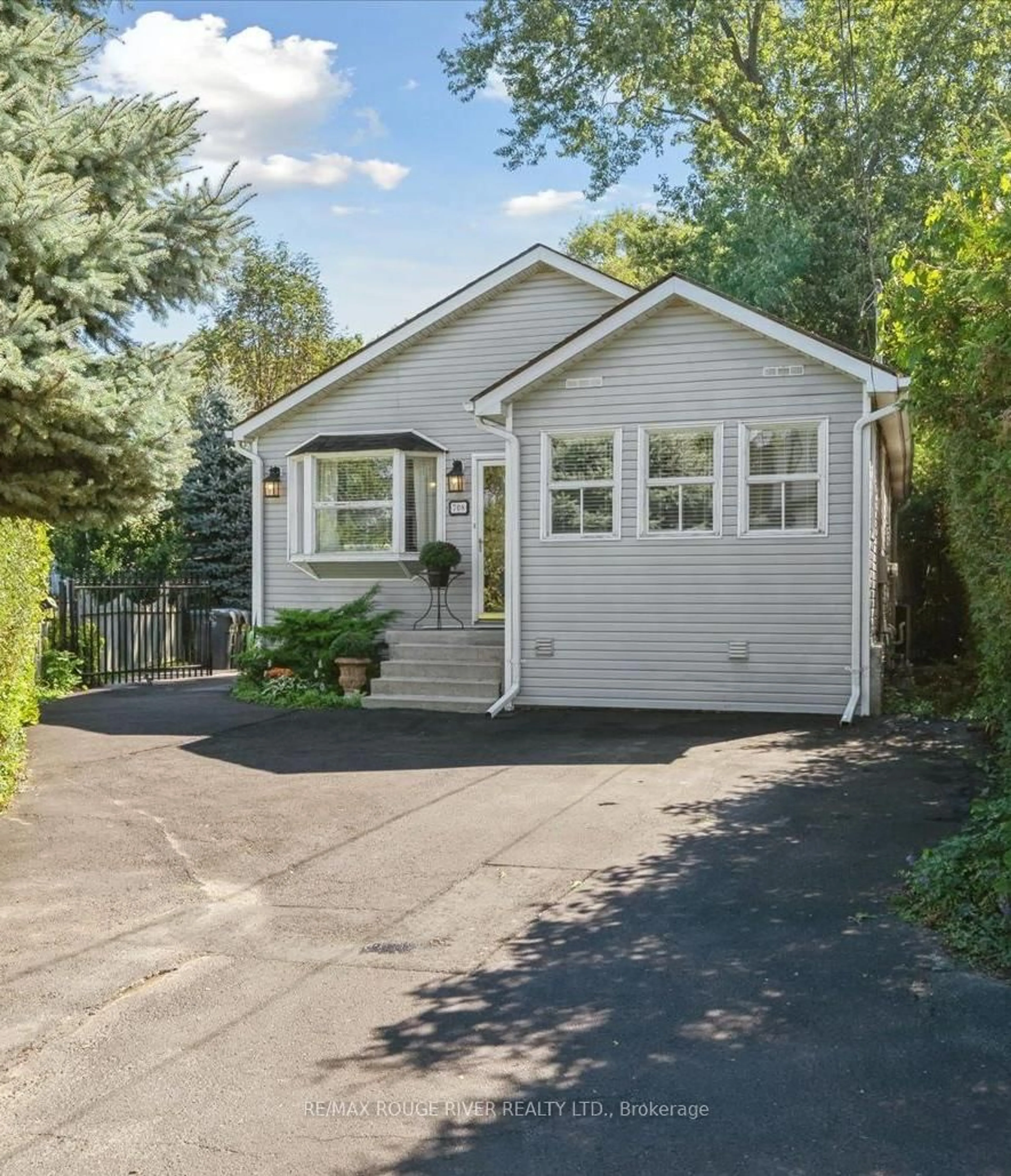 Home with vinyl exterior material, street for 708 Montbeck Cres, Mississauga Ontario L5G 1P3