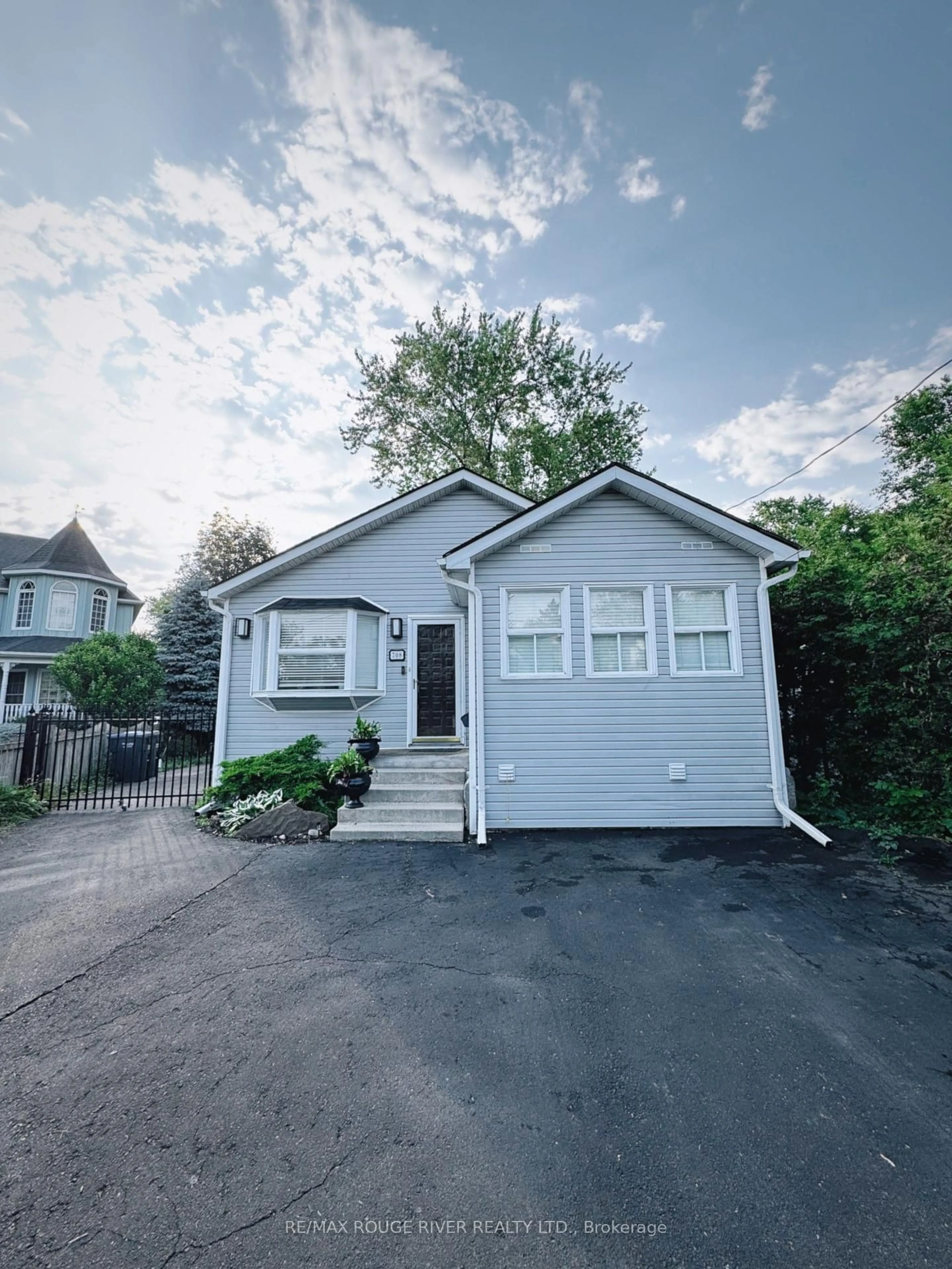 Unknown for 708 Montbeck Cres, Mississauga Ontario L5G 1P3