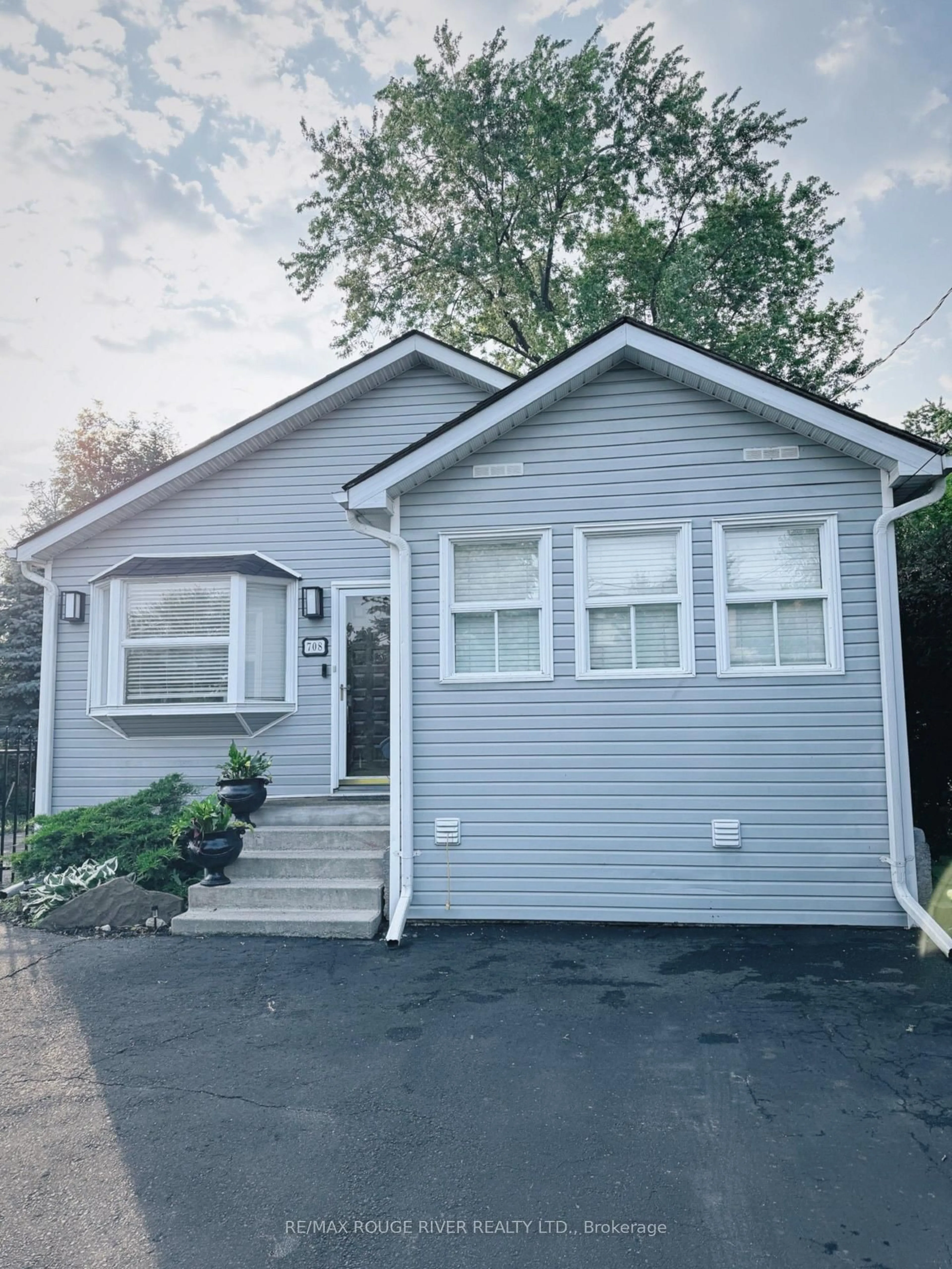 Home with vinyl exterior material, street for 708 Montbeck Cres, Mississauga Ontario L5G 1P3