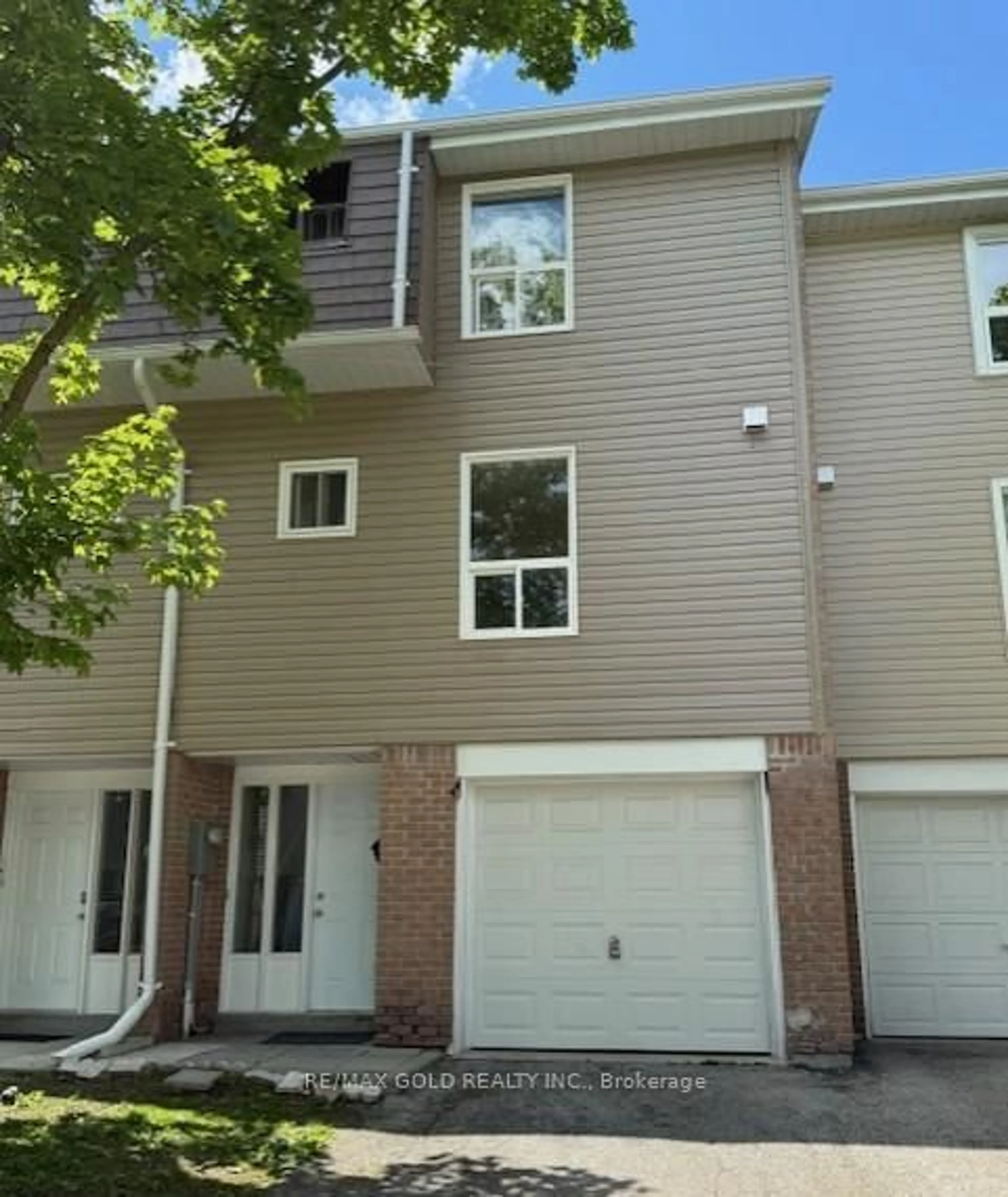 Home with vinyl exterior material, street for 40 Ellis Dr, Brampton Ontario L6T 4C4