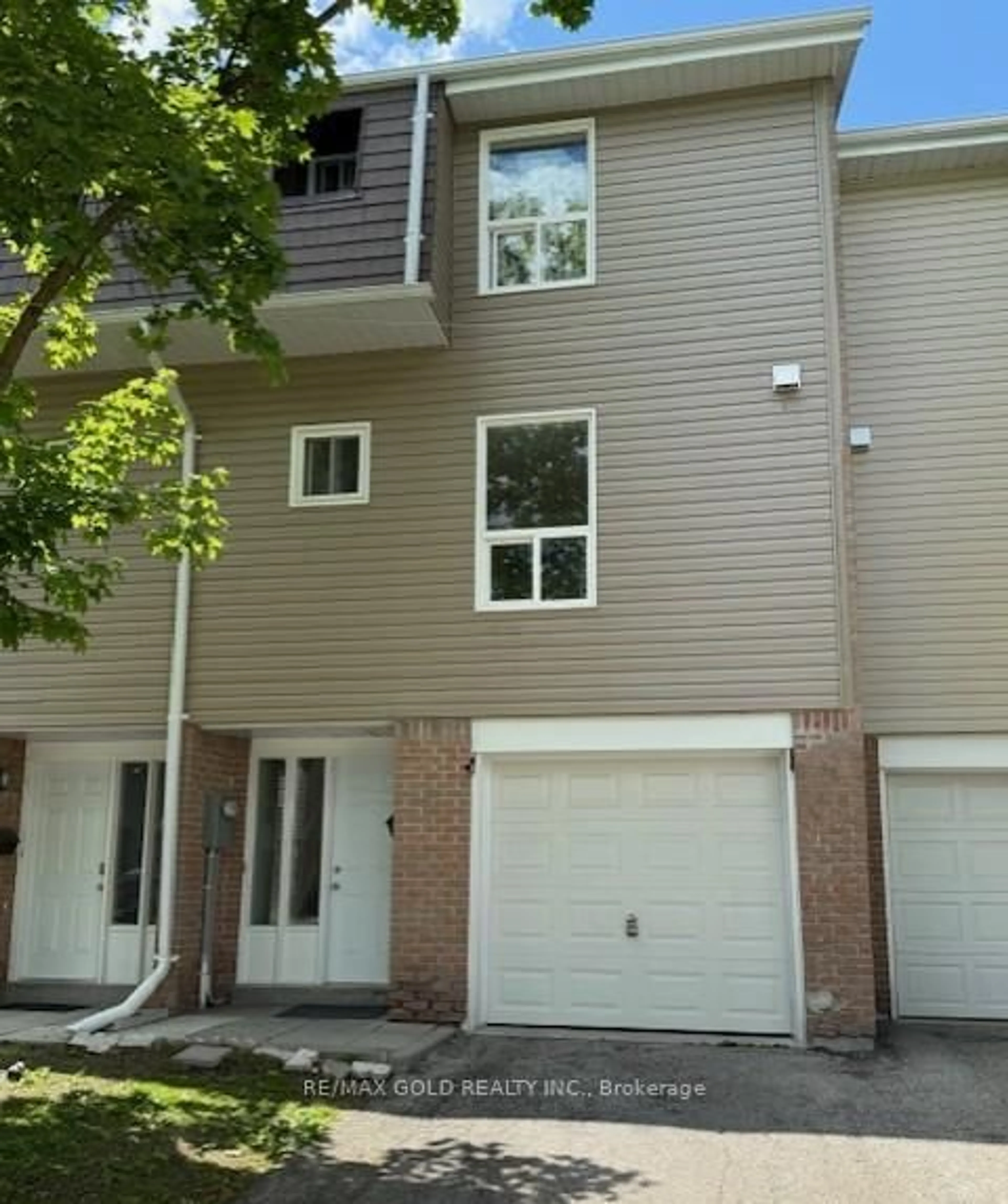 Home with vinyl exterior material, street for 40 Ellis Dr, Brampton Ontario L6T 4C4