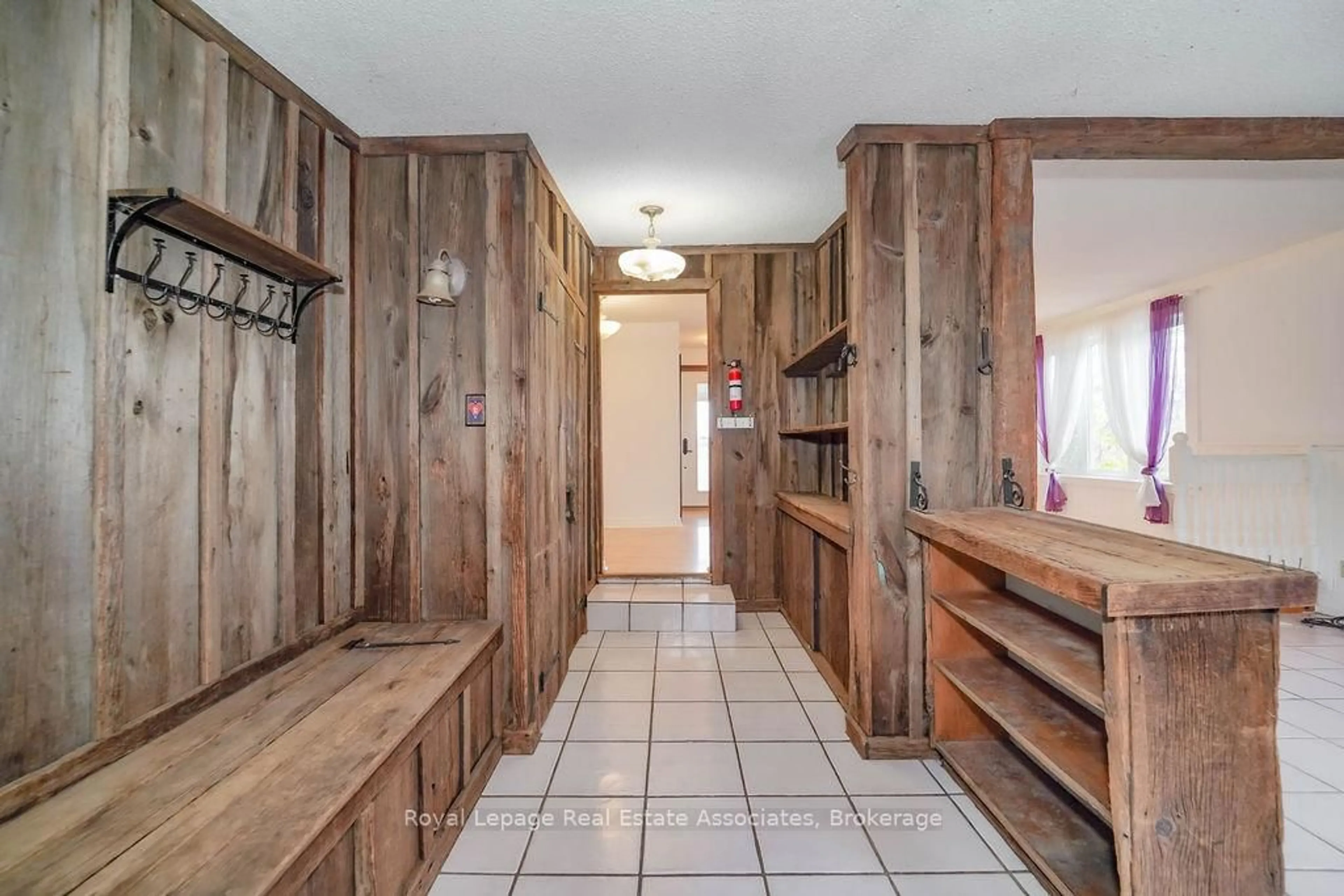 Indoor entryway for 3364 Burnhamthorpe Rd, Oakville Ontario L6M 4H2