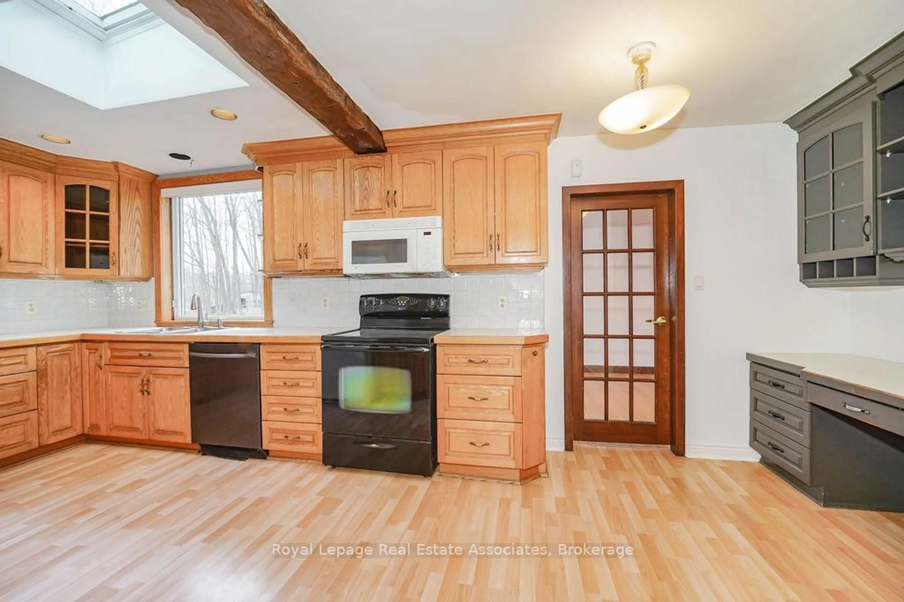Open concept kitchen, wood/laminate floor for 3364 Burnhamthorpe Rd, Oakville Ontario L6M 4H2