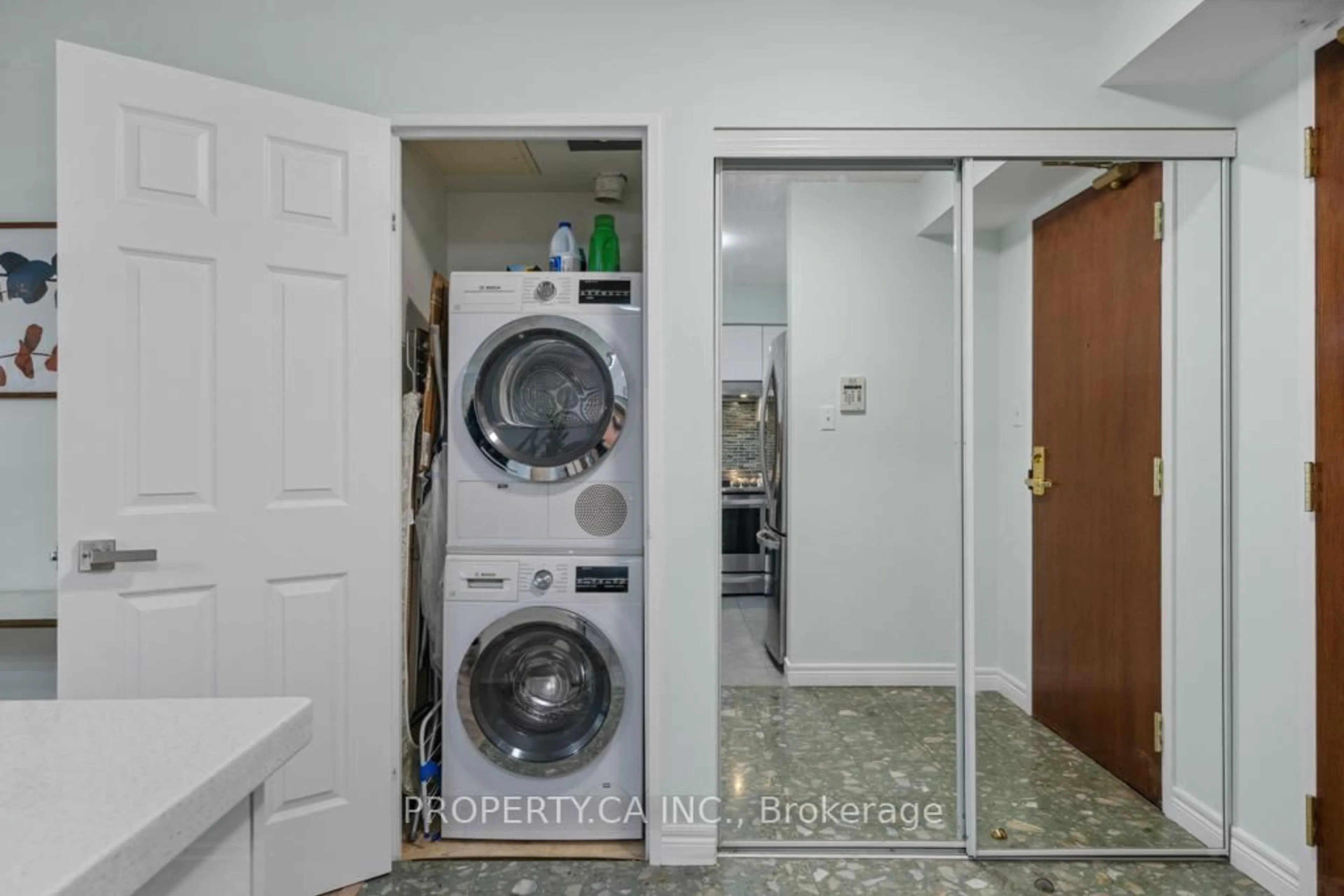 Laundry room for 156 Enfield Pl #2002, Mississauga Ontario L5B 4L8