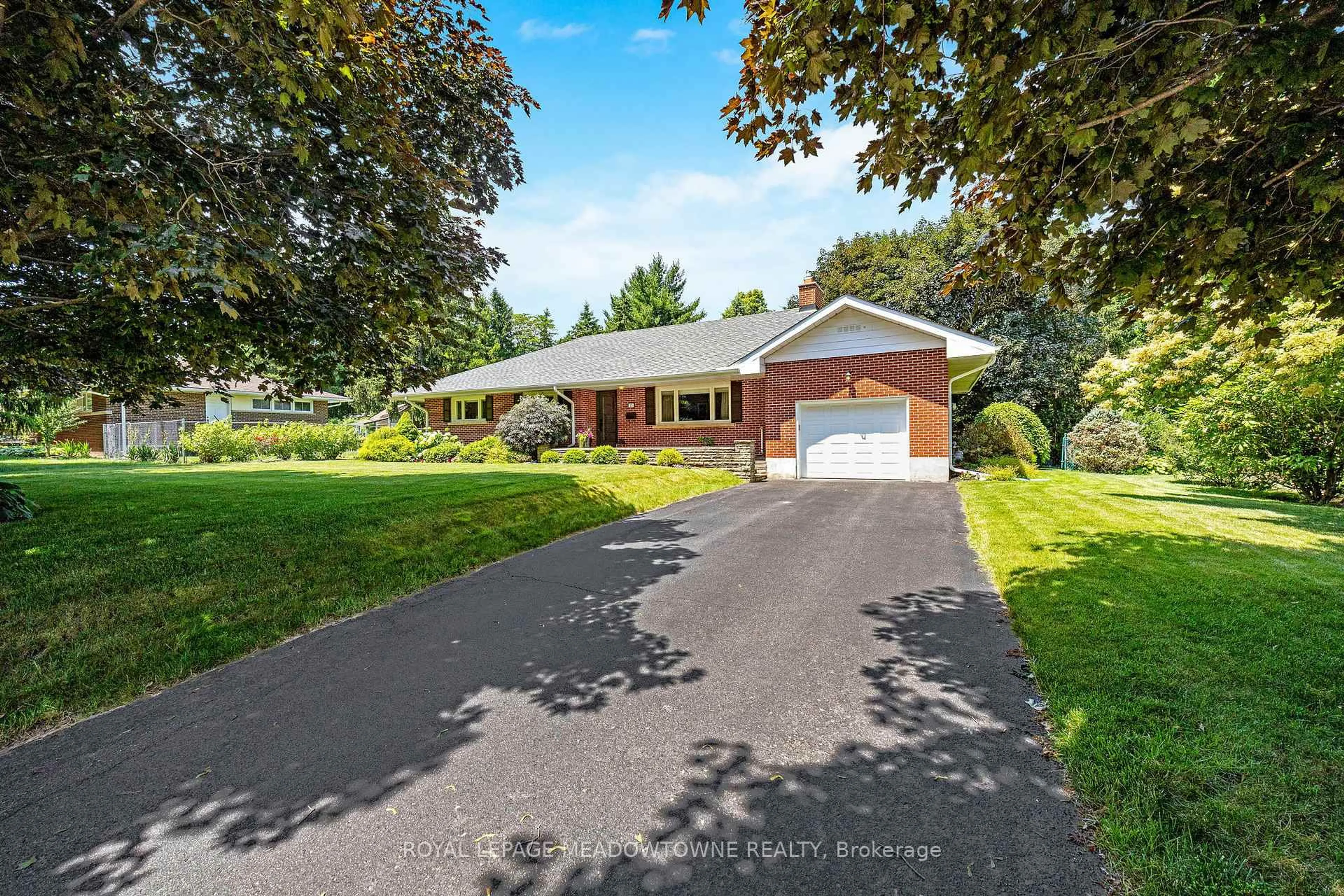 A pic from outside/outdoor area/front of a property/back of a property/a pic from drone, street for 17 Valleyview Rd, Halton Hills Ontario L7G 1W3