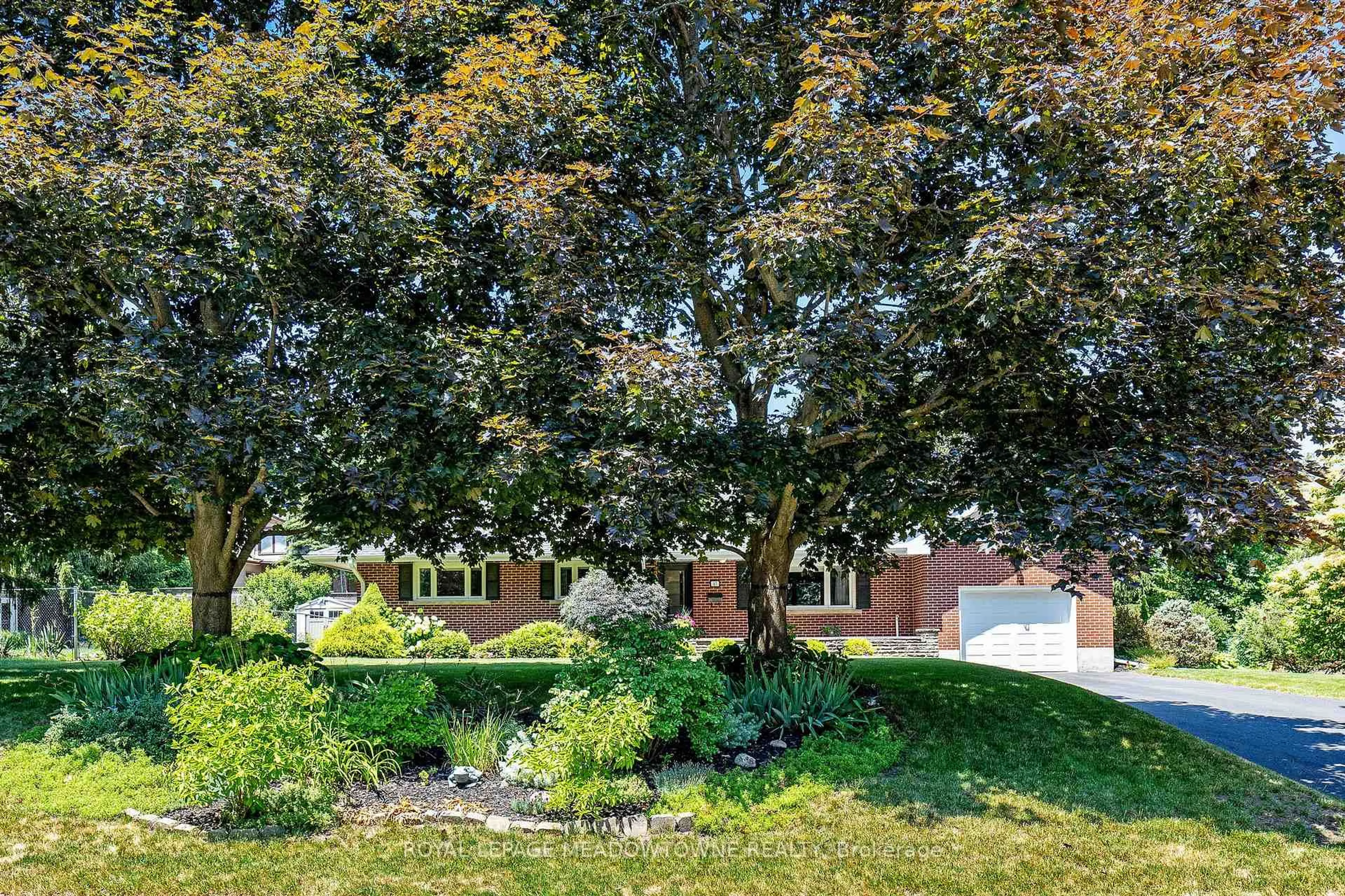 A pic from outside/outdoor area/front of a property/back of a property/a pic from drone, street for 17 Valleyview Rd, Halton Hills Ontario L7G 1W3