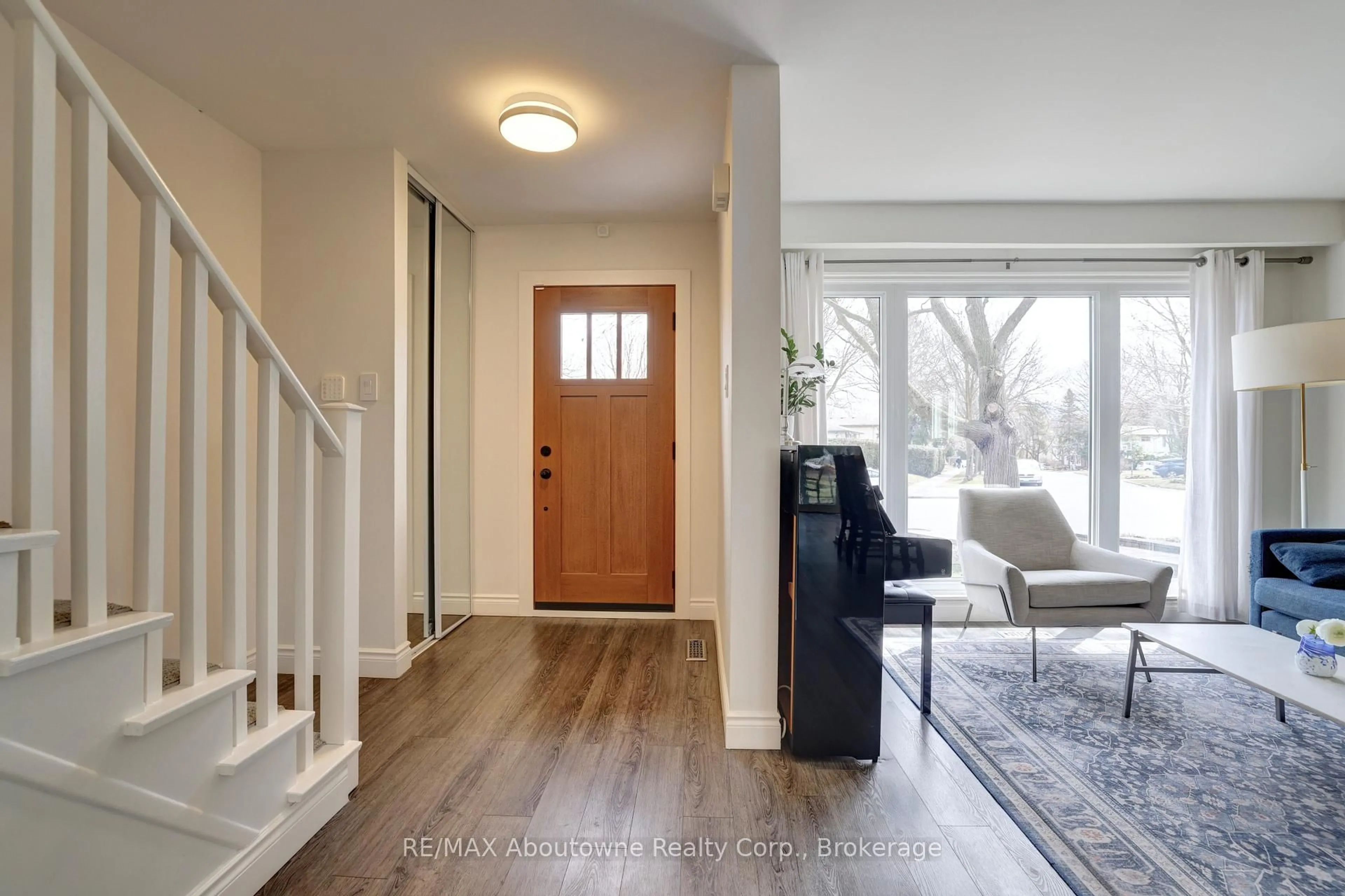 Indoor entryway for 1274 Richards Cres, Oakville Ontario L6H 1R6