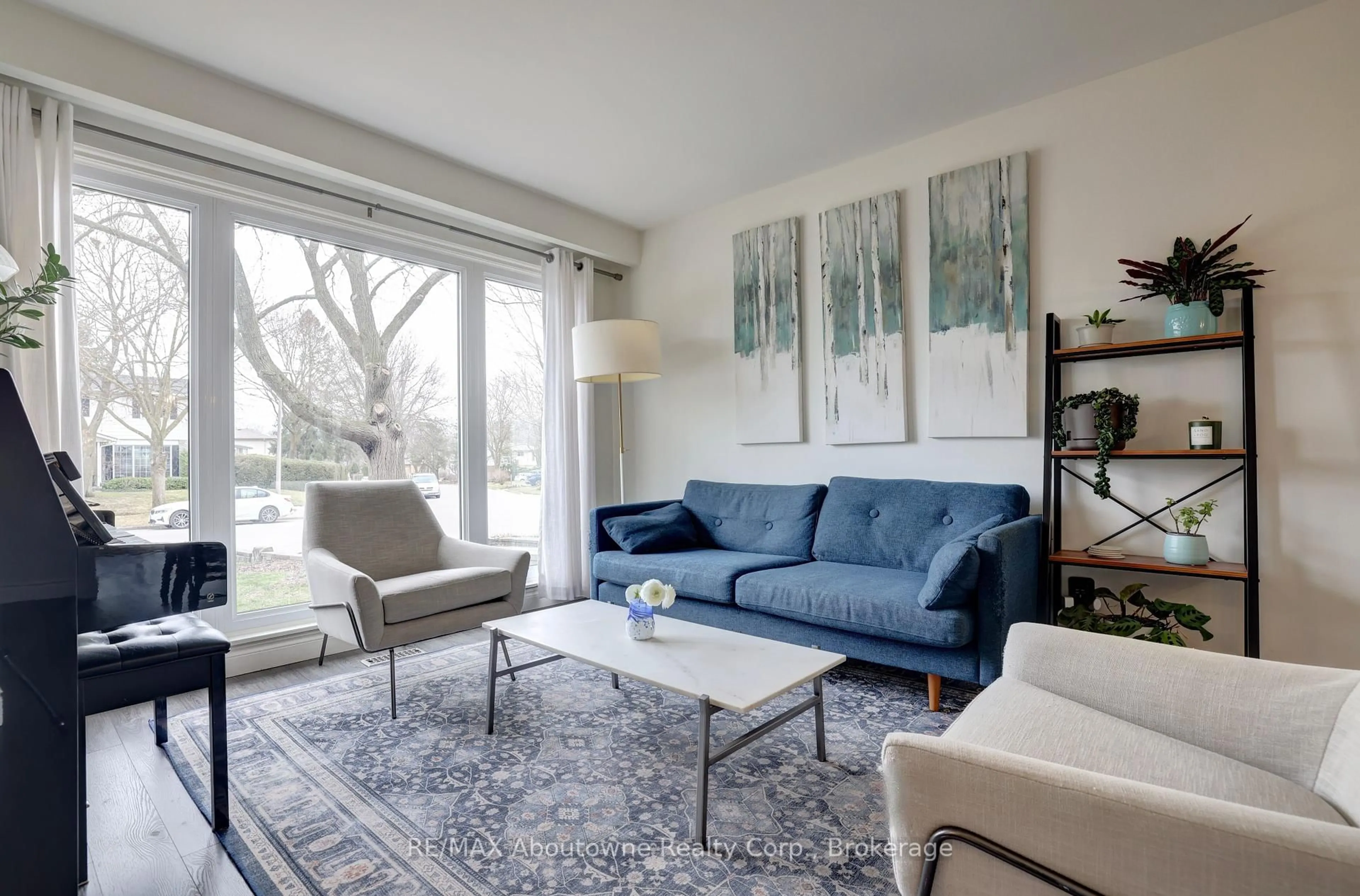 Living room with furniture, unknown for 1274 Richards Cres, Oakville Ontario L6H 1R6