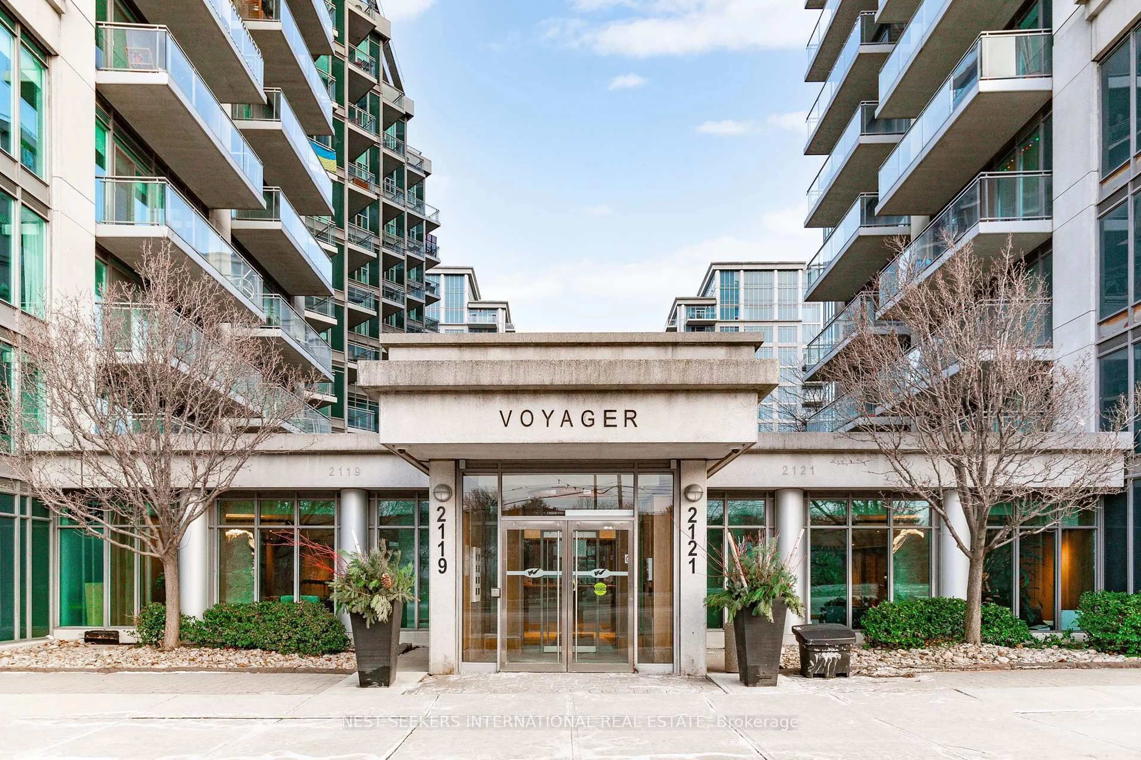 Indoor foyer for 2121 Lake Shore Blvd #204, Toronto Ontario M8V 4E9