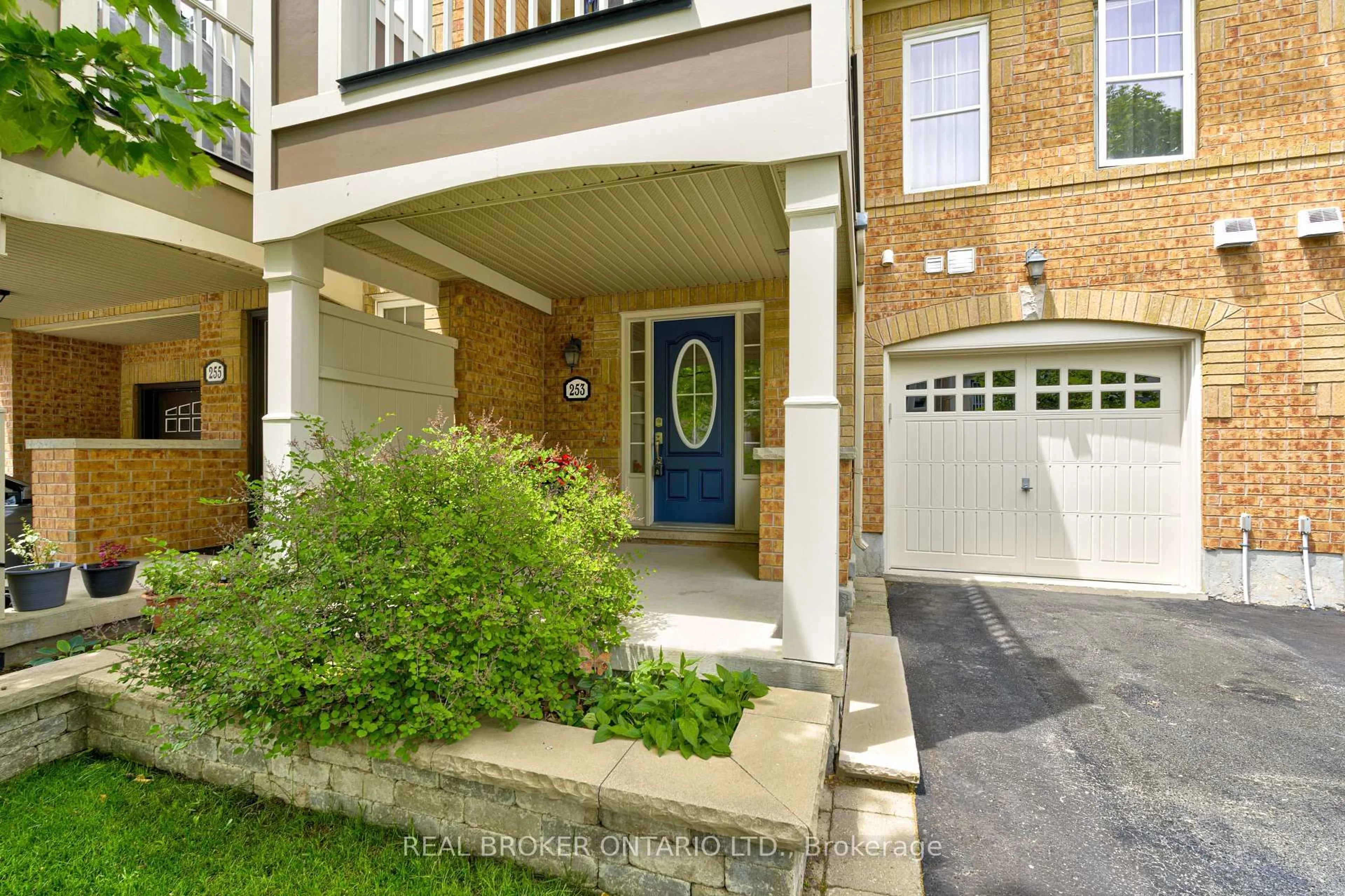 Indoor entryway for 253 Wetenhall Landing, Milton Ontario L9T 7B7