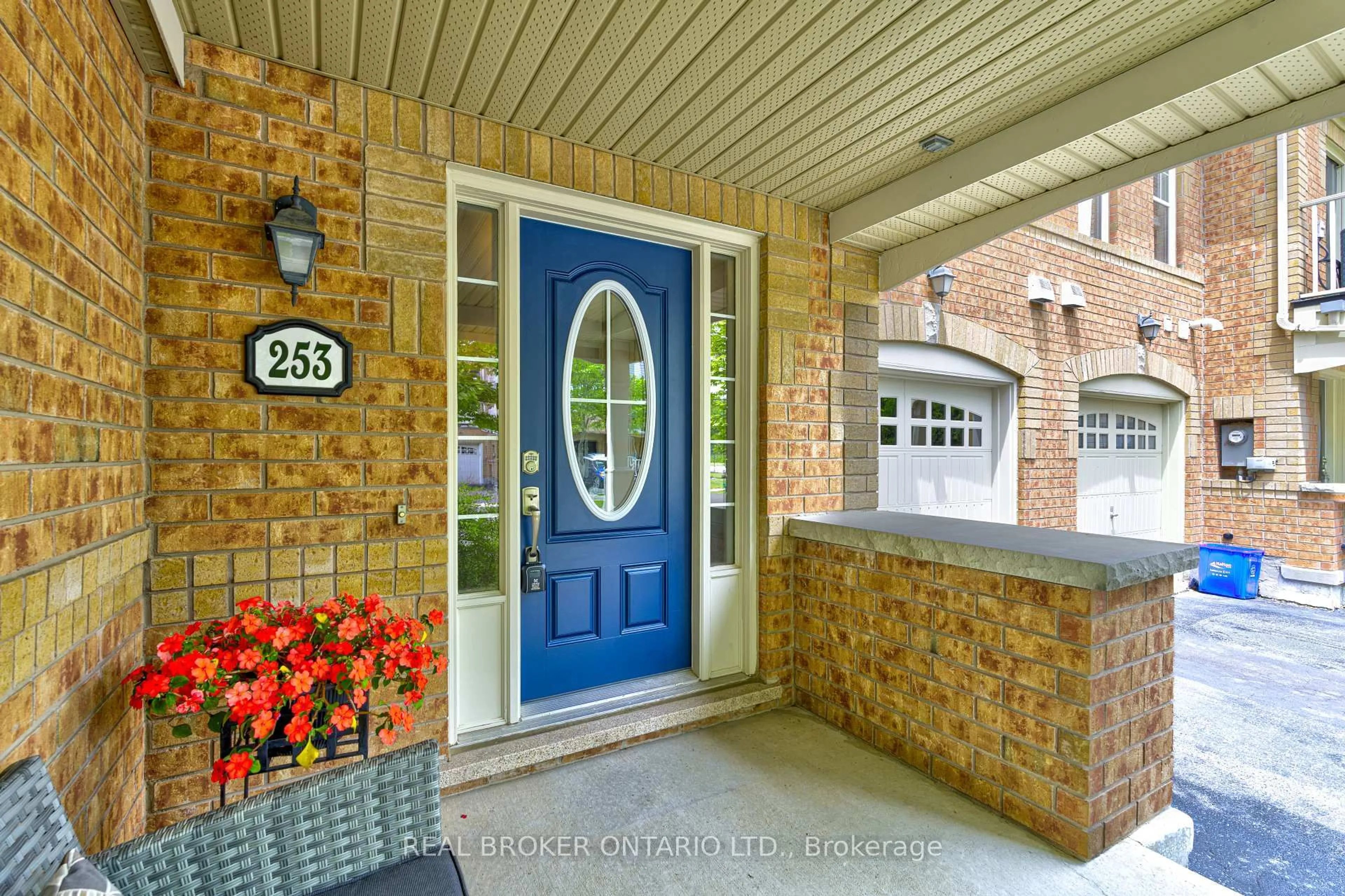 Indoor entryway for 253 Wetenhall Landing, Milton Ontario L9T 7B7