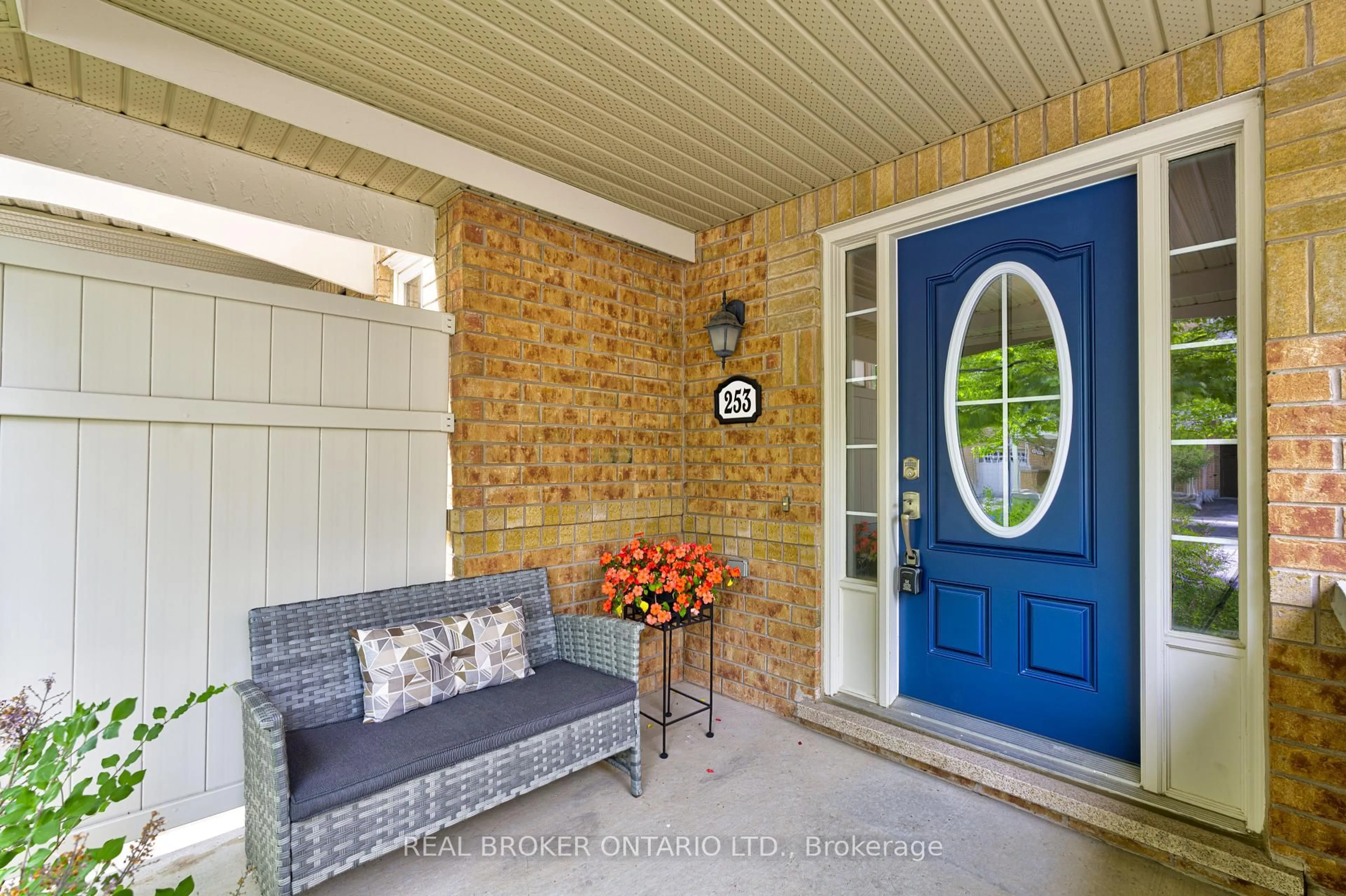 Indoor entryway for 253 Wetenhall Landing, Milton Ontario L9T 7B7