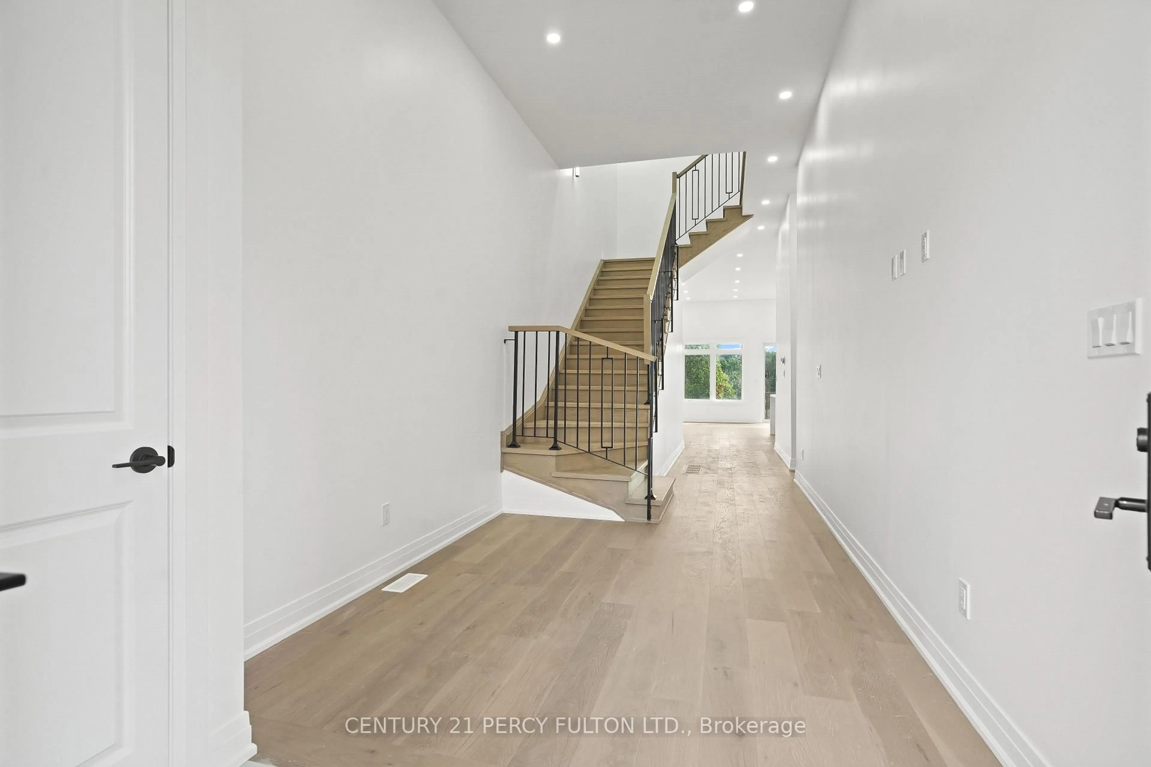 Indoor foyer for 6618 Harmony Hill, Mississauga Ontario L5W 1S5