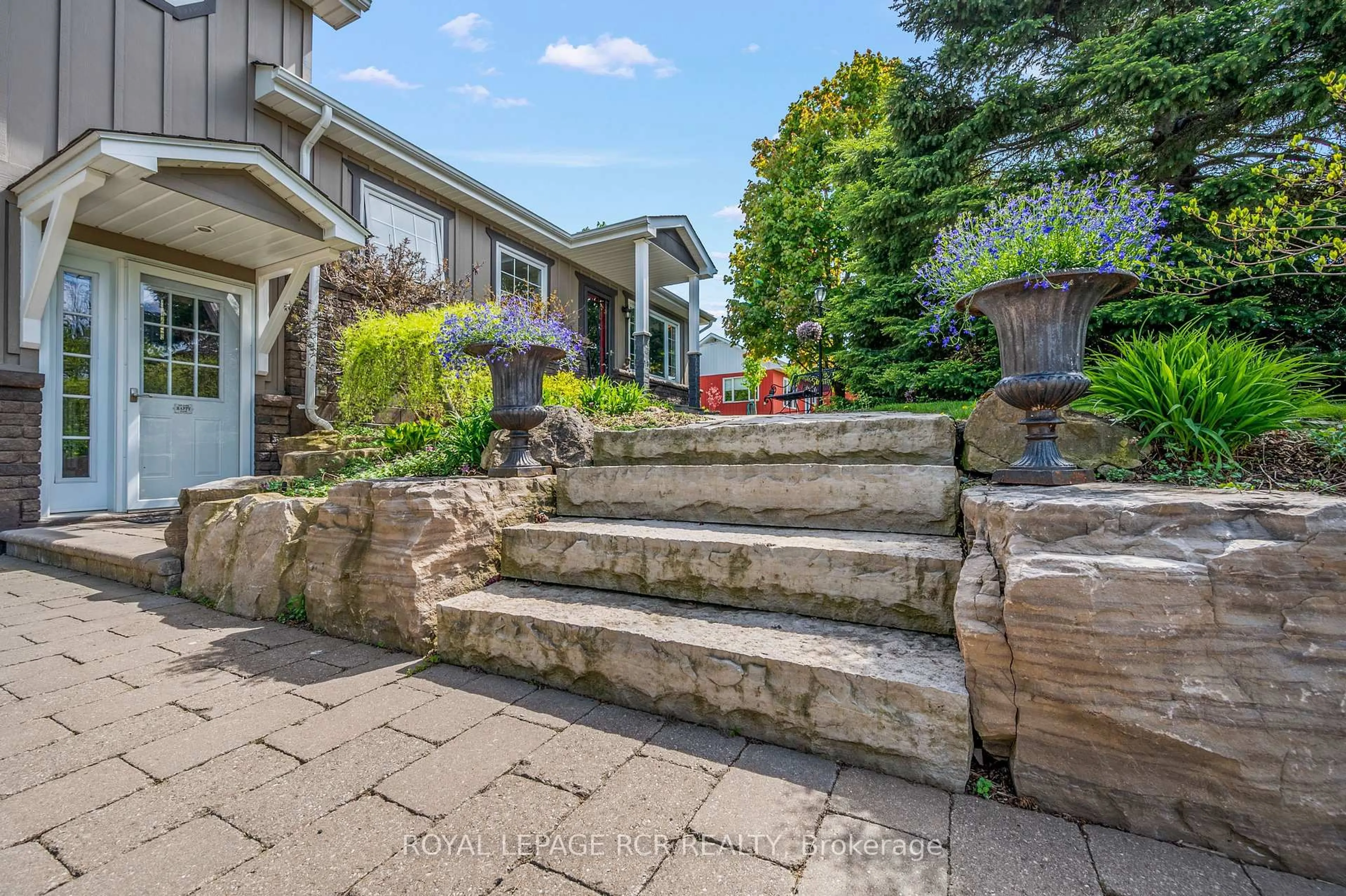 Patio, street for 17 King St, Caledon Ontario L7K 0C5