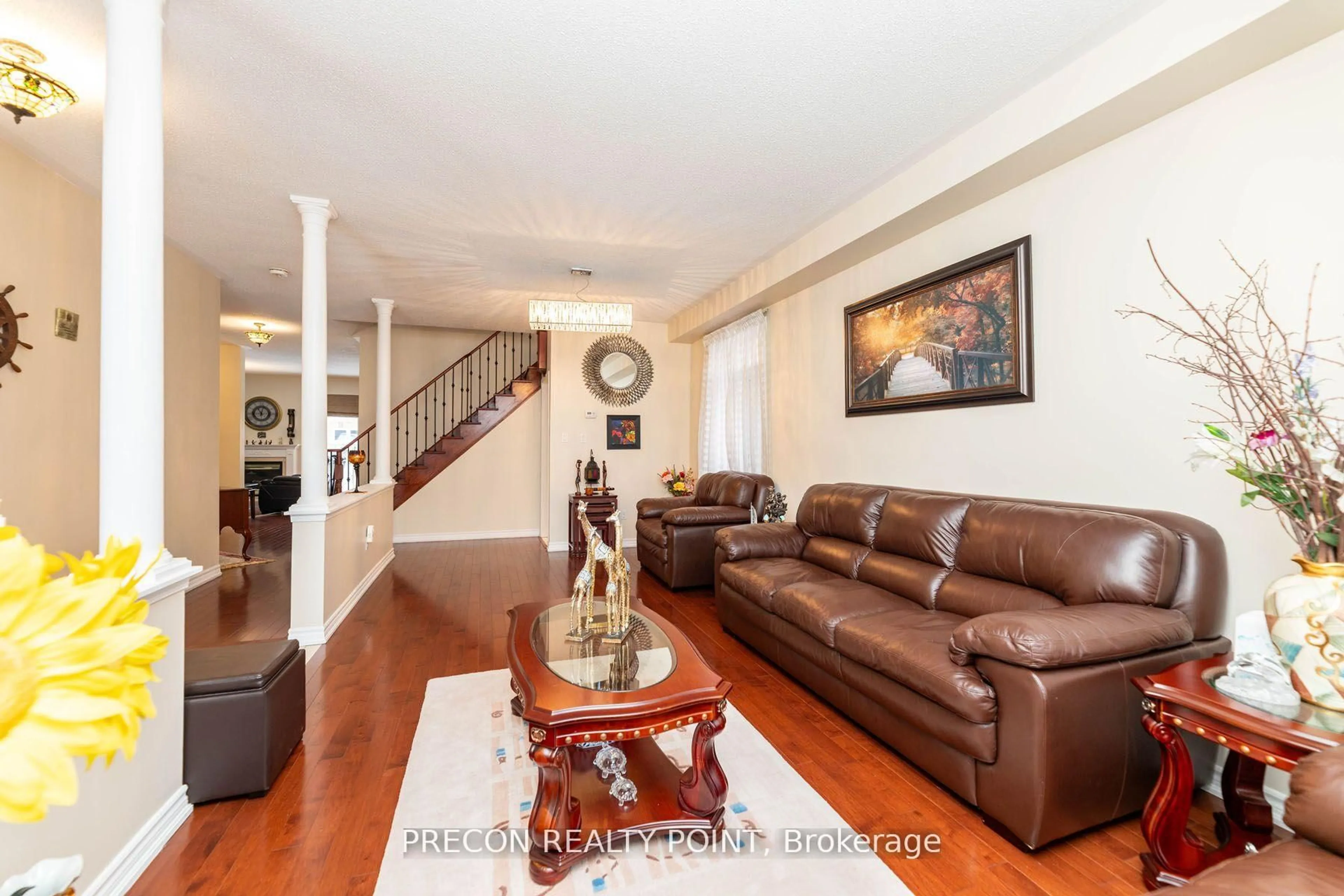 Living room with furniture, unknown for 5730 Macphee Rd, Mississauga Ontario L5M 7B2