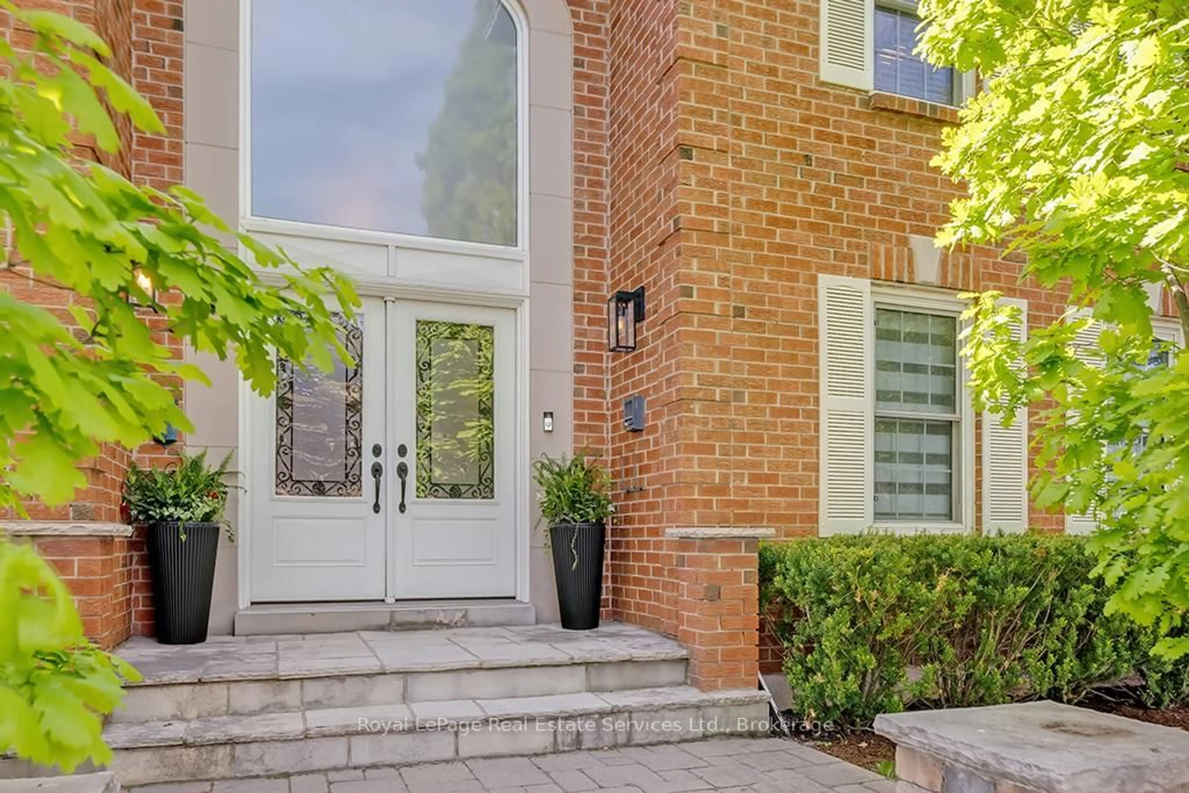 Home with brick exterior material, street for 2101 Grosvenor St, Oakville Ontario L6H 4N1