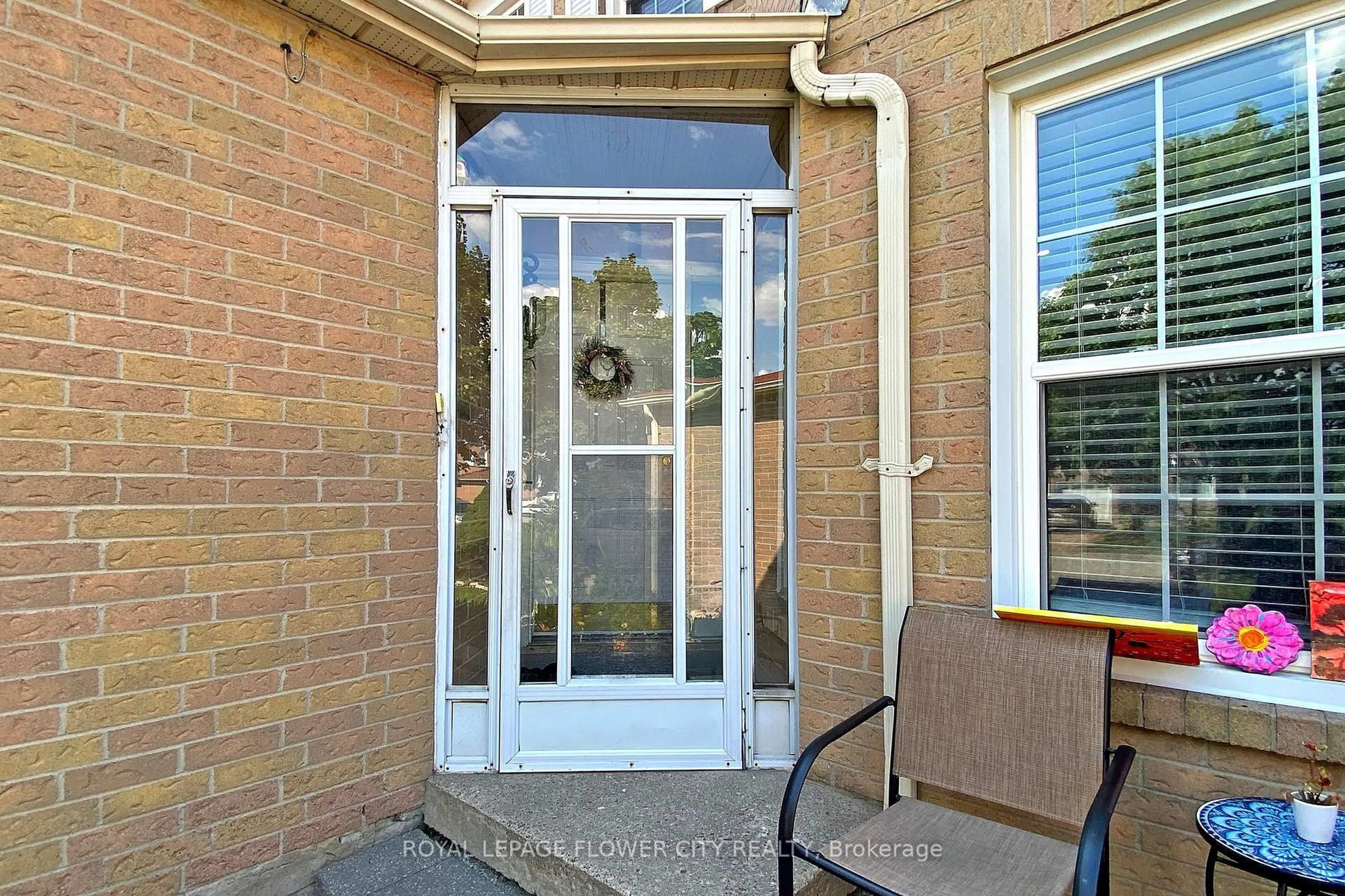 Indoor entryway for 656 Esprit Cres, Mississauga Ontario L5R 3B9