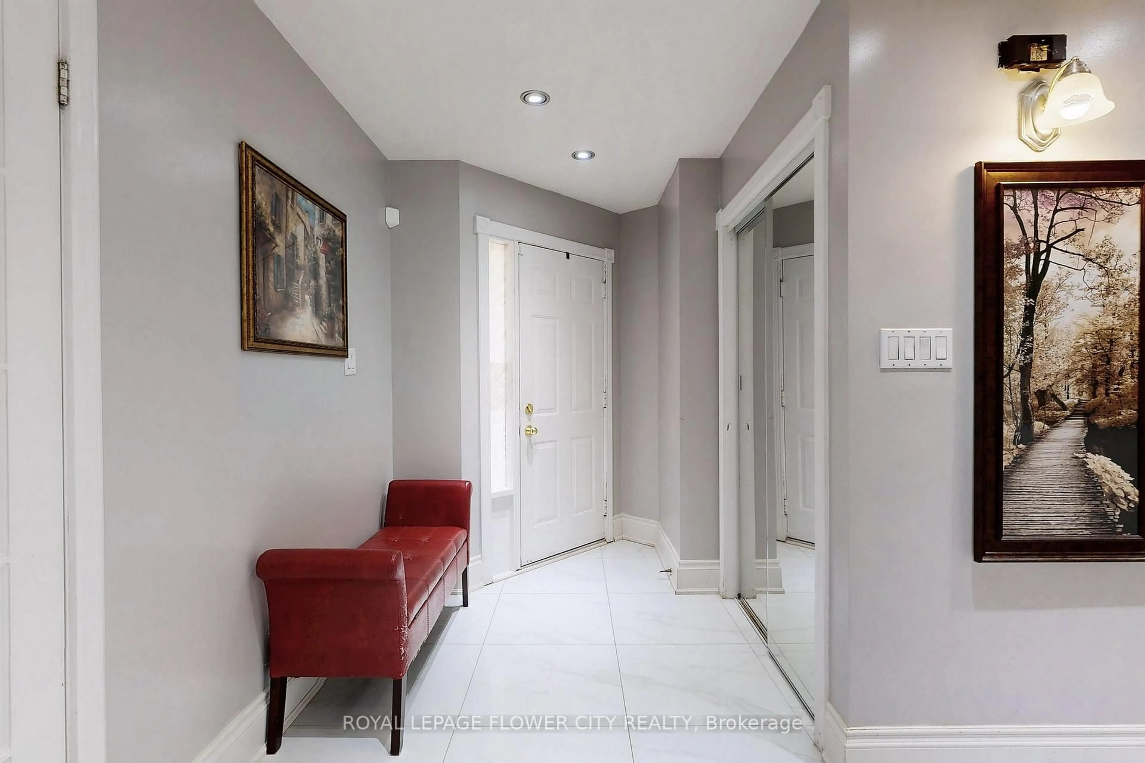 Indoor foyer for 656 Esprit Cres, Mississauga Ontario L5R 3B9