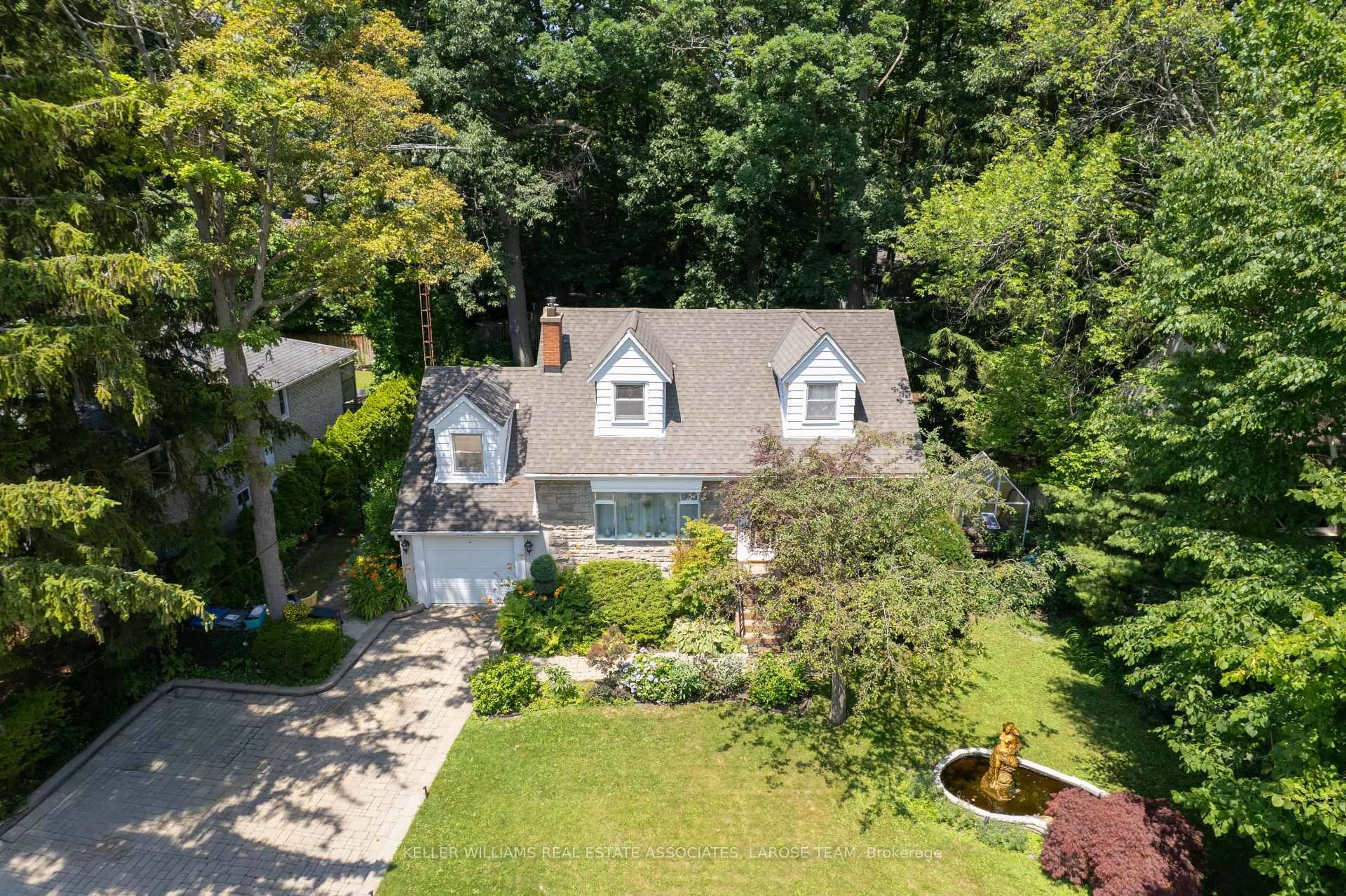 A pic from outside/outdoor area/front of a property/back of a property/a pic from drone, street for 101 Mineola Rd, Mississauga Ontario L5G 2E6
