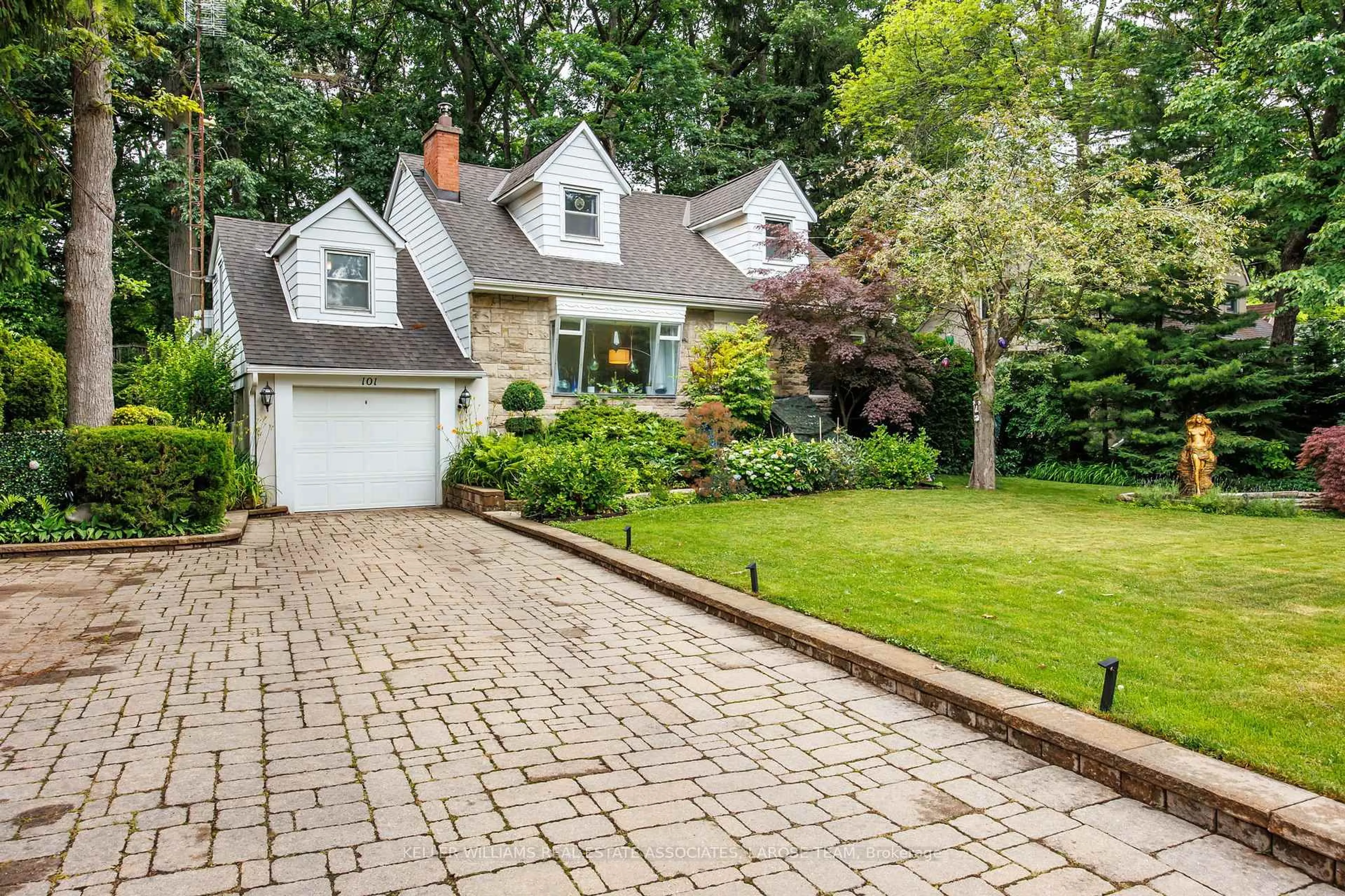 Home with brick exterior material, street for 101 Mineola Rd, Mississauga Ontario L5G 2E6