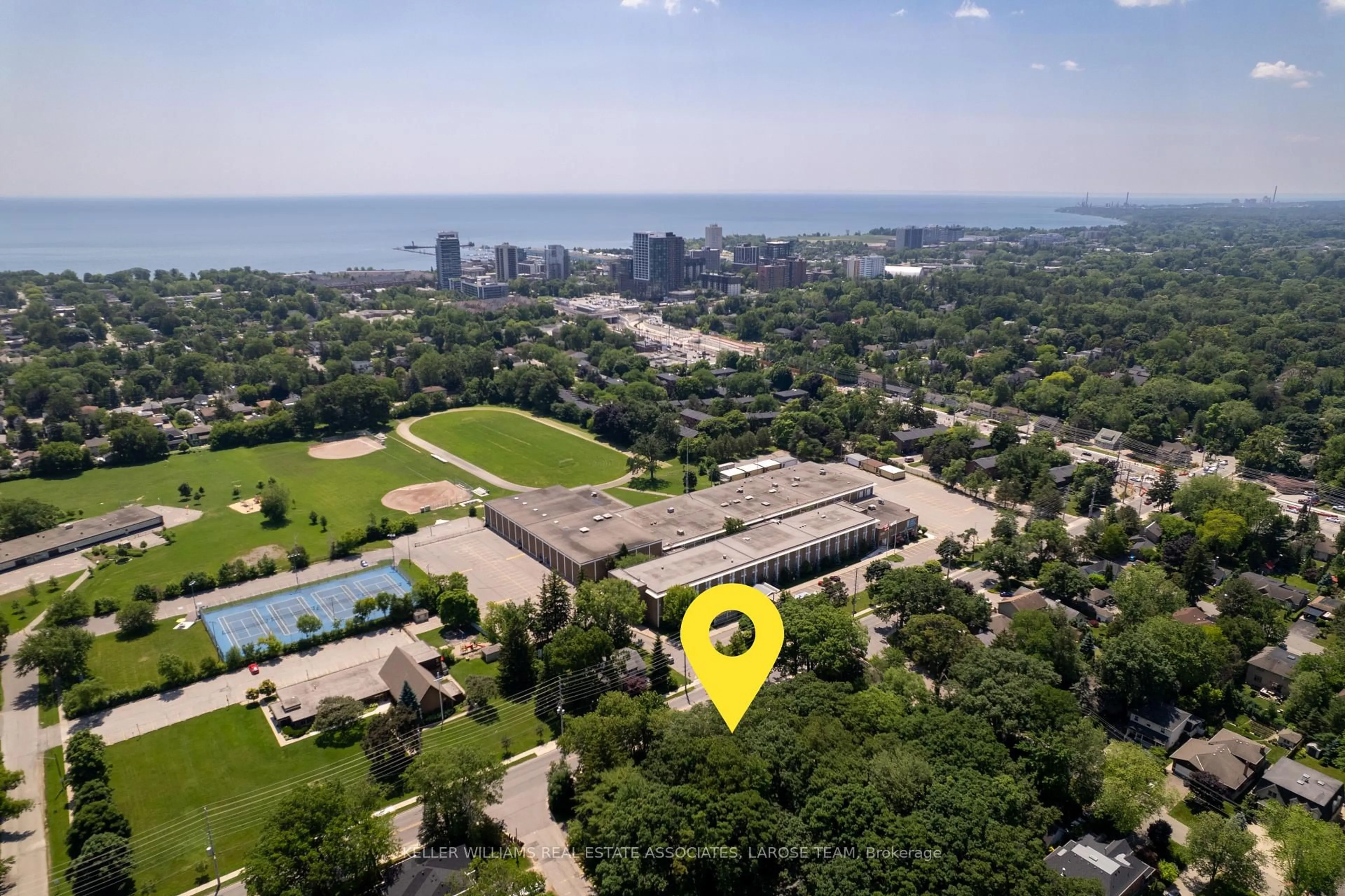 A pic from outside/outdoor area/front of a property/back of a property/a pic from drone, water/lake/river/ocean view for 101 Mineola Rd, Mississauga Ontario L5G 2E6