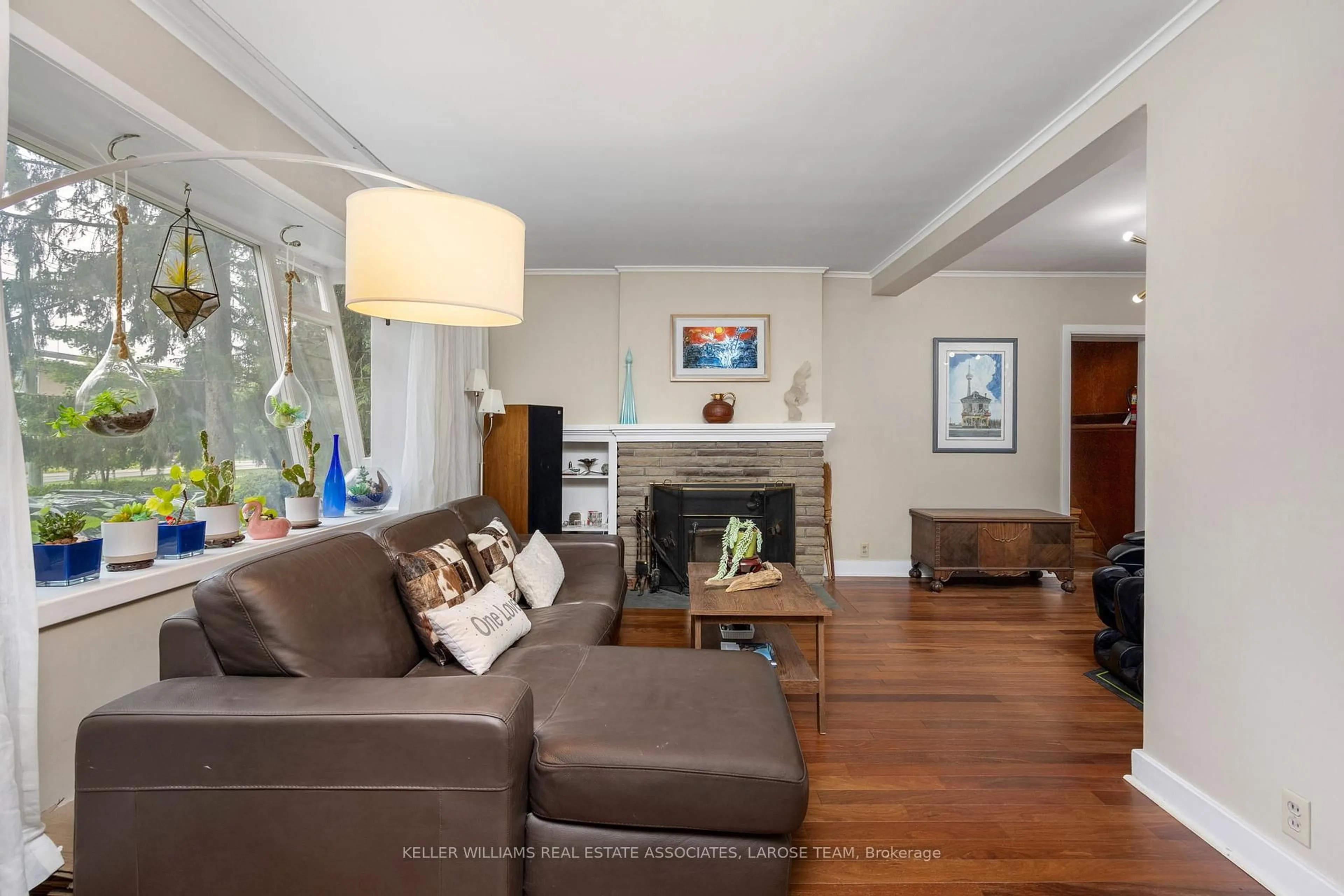 Living room with furniture, wood/laminate floor for 101 Mineola Rd, Mississauga Ontario L5G 2E6
