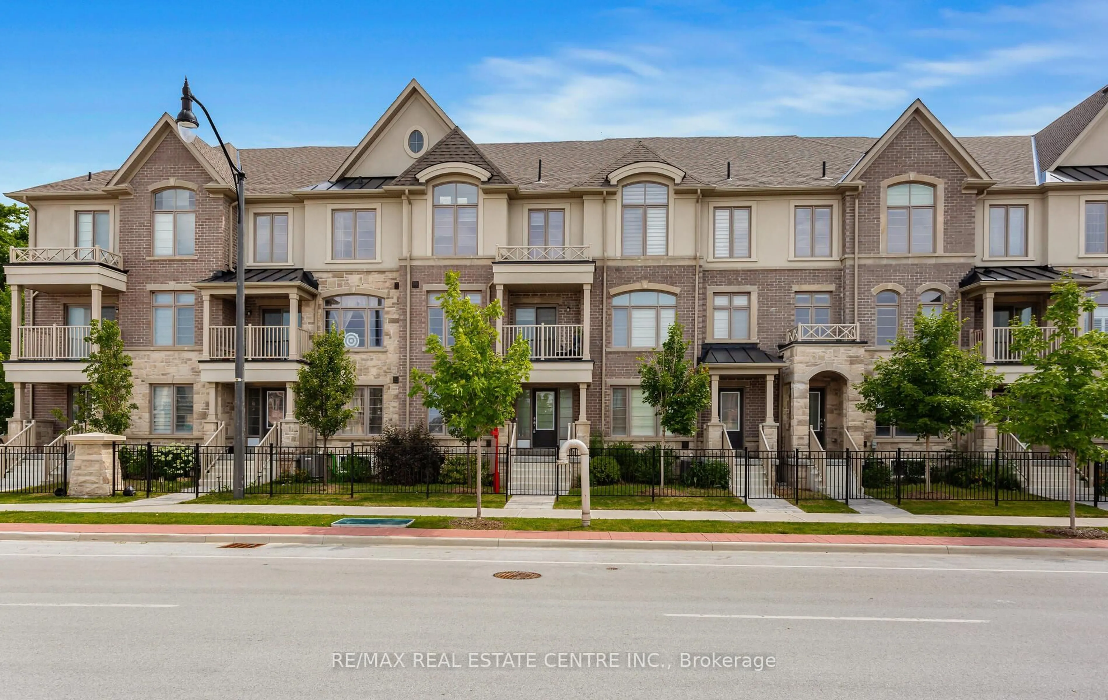 A pic from outside/outdoor area/front of a property/back of a property/a pic from drone, street for 6 Summerbeam Way, Brampton Ontario L6Y 6K5