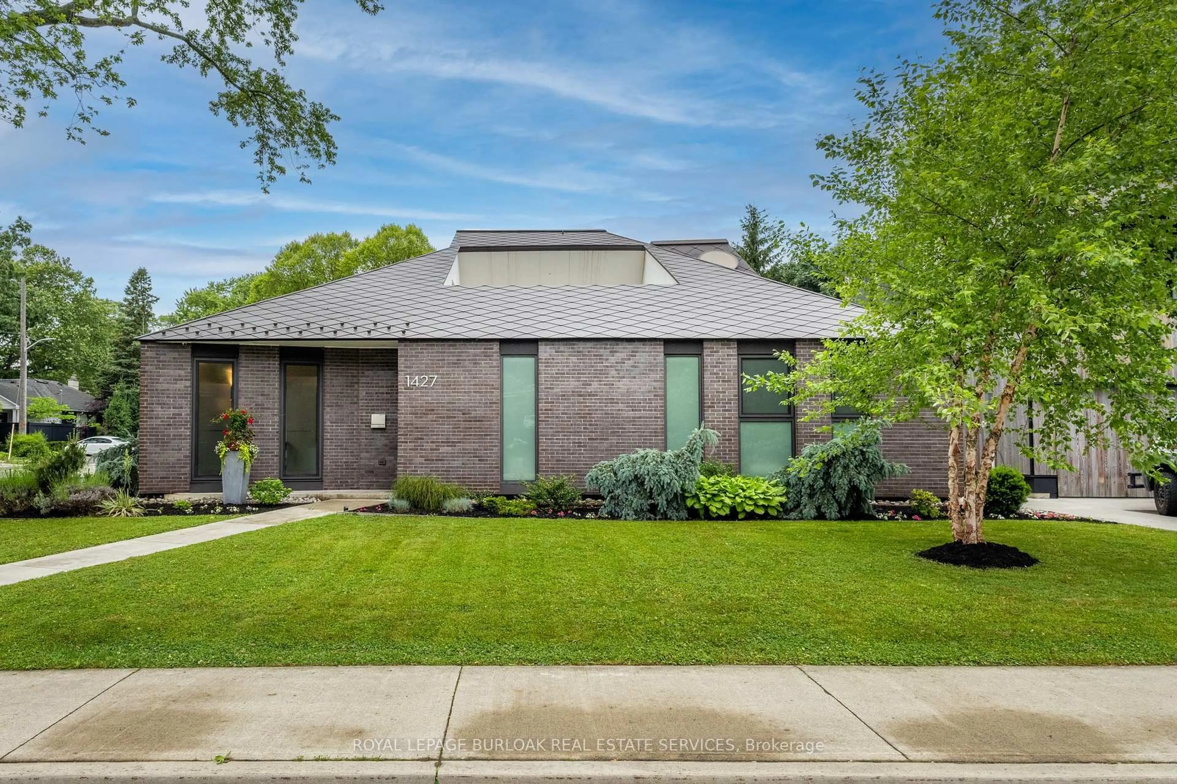 Home with brick exterior material, street for 1427 Birch Ave, Burlington Ontario L7S 1J4